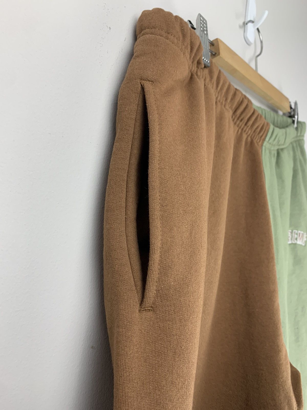 Supreme 2020 Supreme Split Sweatpants Olive Brown Medium Size US 32 / EU 48 - 5 Thumbnail