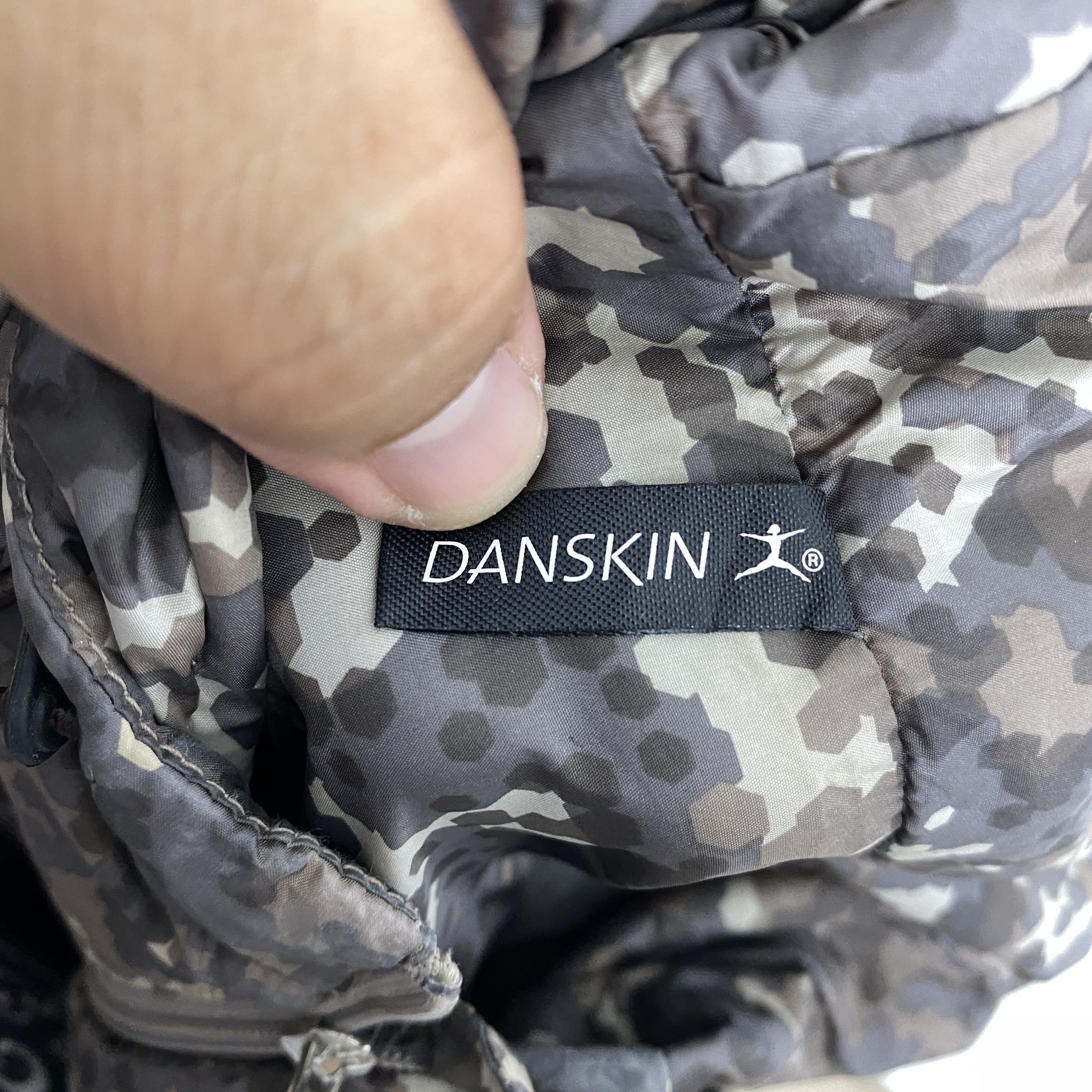 Vintage Vintage Danskin Camouflage Windbreaker Jacket J0138 Size US S / EU 44-46 / 1 - 13 Thumbnail