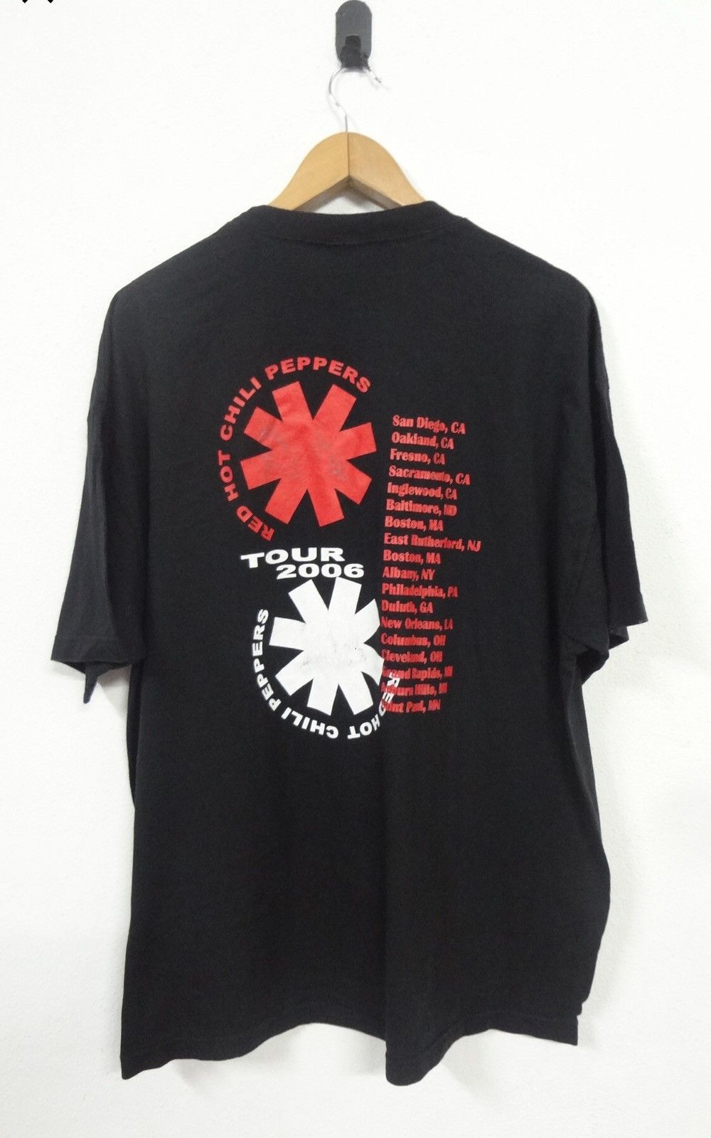 Band Tees Red Hot Chili Peppers Tour 2006 Mens T Shirt XXL cw21 Size US XXL / EU 58 / 5 - 2 Thumbnail