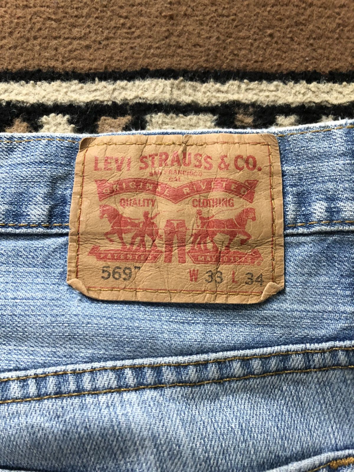 Levi's × Vintage VINTAGE 90s LEVIS 569 BLUE WASH DISTRESSED DENIM Size US 33 - 2 Thumbnail