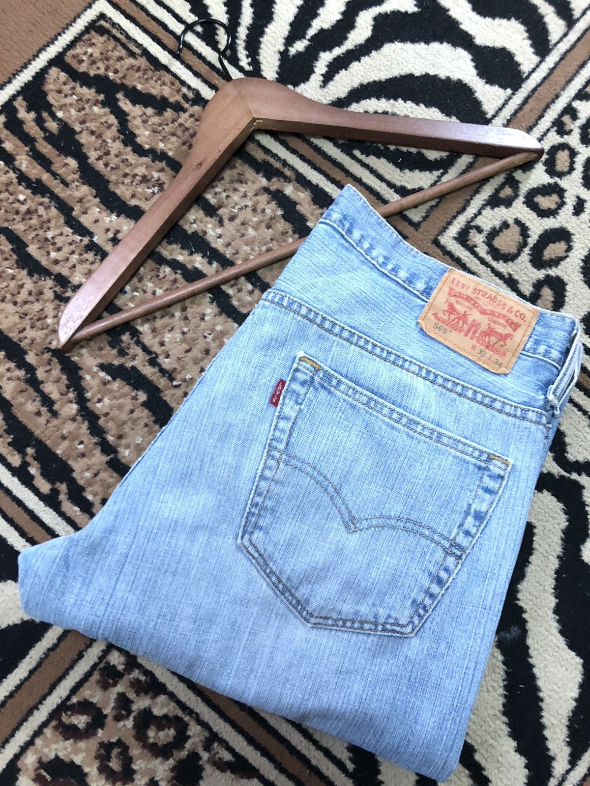 Levi's × Vintage VINTAGE 90s LEVIS 569 BLUE WASH DISTRESSED DENIM Size US 33 - 1 Thumbnail