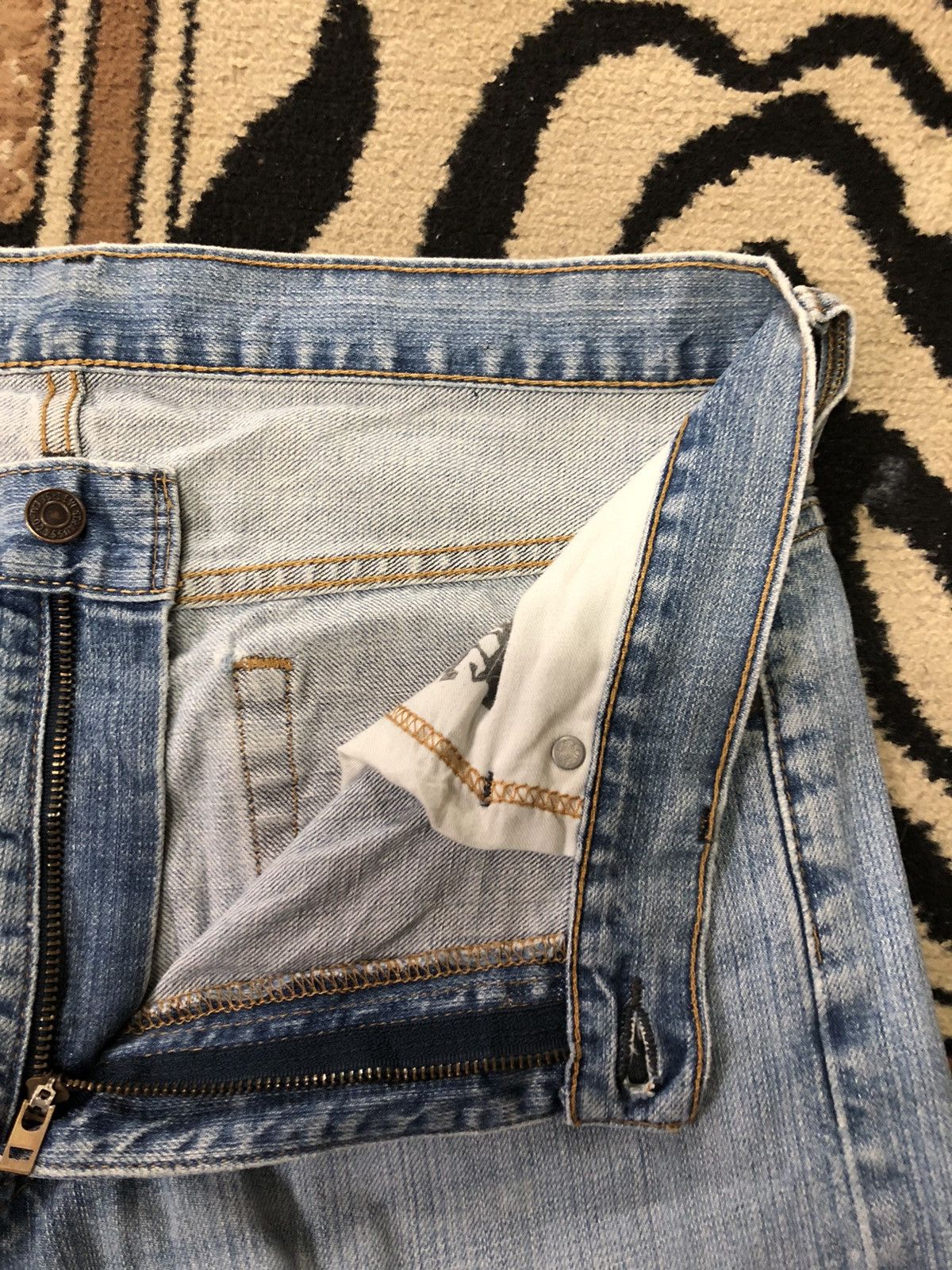 Levi's × Vintage VINTAGE 90s LEVIS 569 BLUE WASH DISTRESSED DENIM Size US 33 - 11 Thumbnail