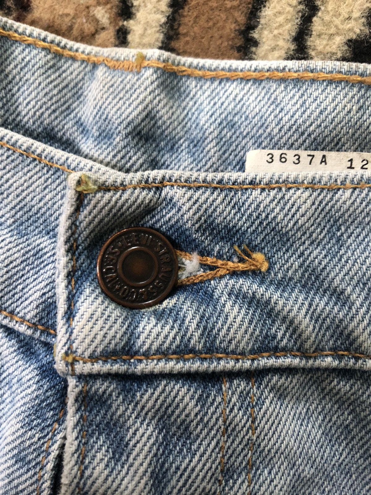 Levi's × Vintage VINTAGE 90s LEVIS BROWN TAB BLUE WASH DENIM Size US 33 - 4 Thumbnail