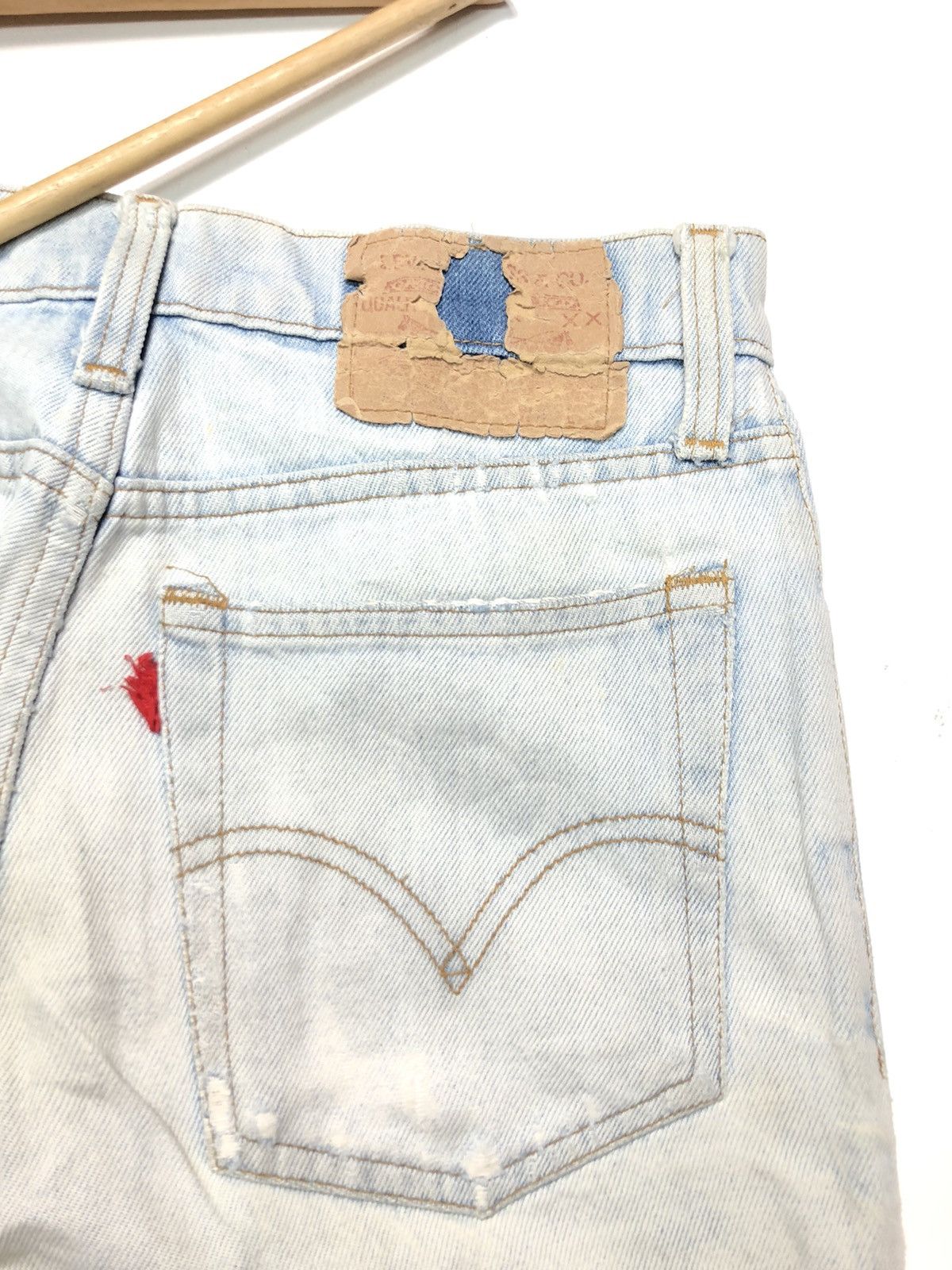 Levi's × Vintage VINTAGE 80s LEVIS LIGHT BLUE WASH DISTRESSED DENIM Size US 26 / EU 42 - 4 Thumbnail