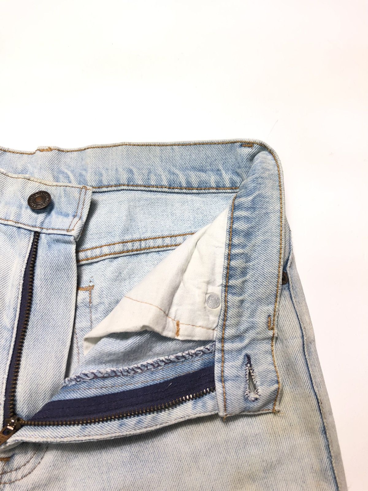 Levi's × Vintage VINTAGE 80s LEVIS LIGHT BLUE WASH DISTRESSED DENIM Size US 26 / EU 42 - 9 Thumbnail