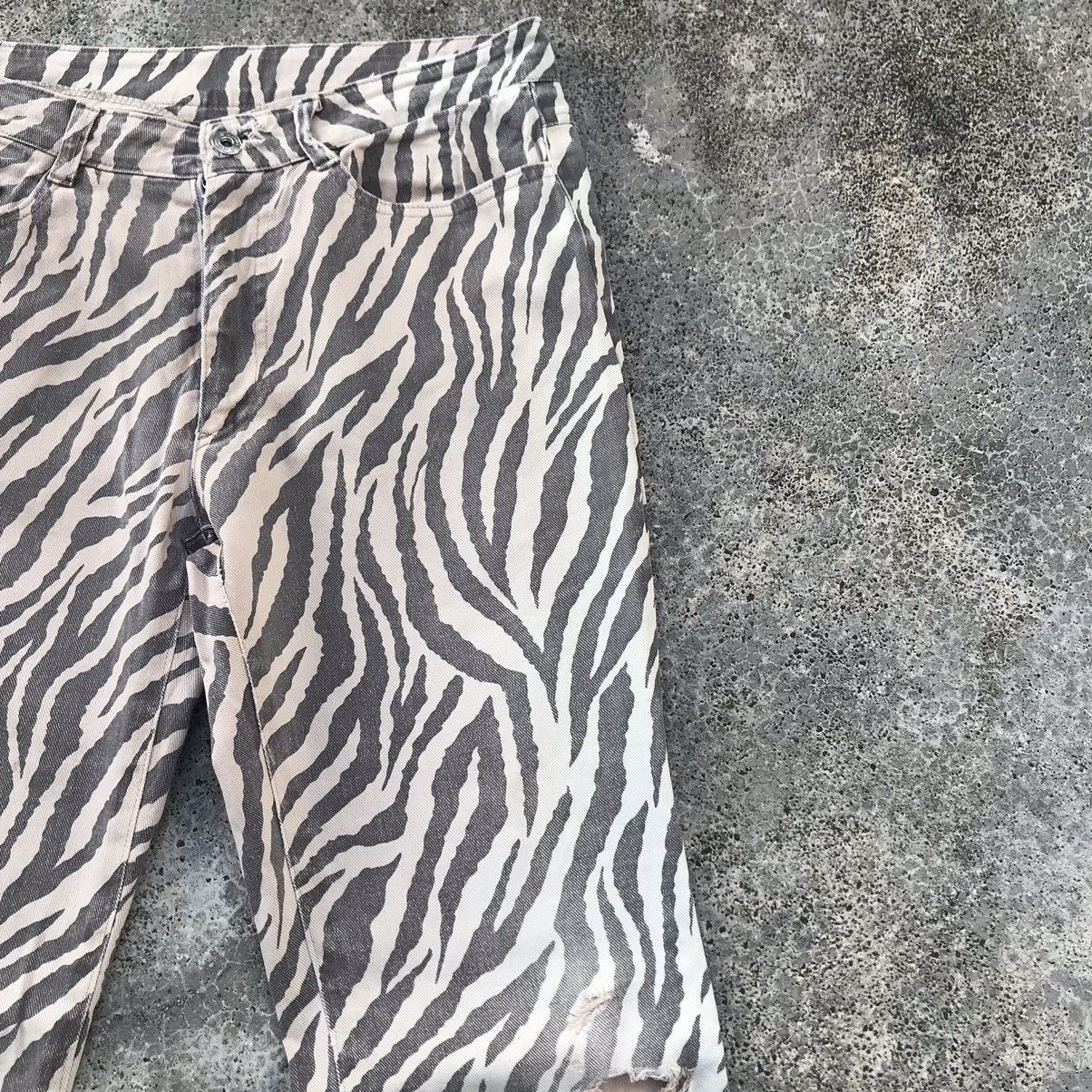 Japanese Brand Vintage Distressed Zebra Striped Print Faded Jeans Pants Size US 31 - 5 Thumbnail