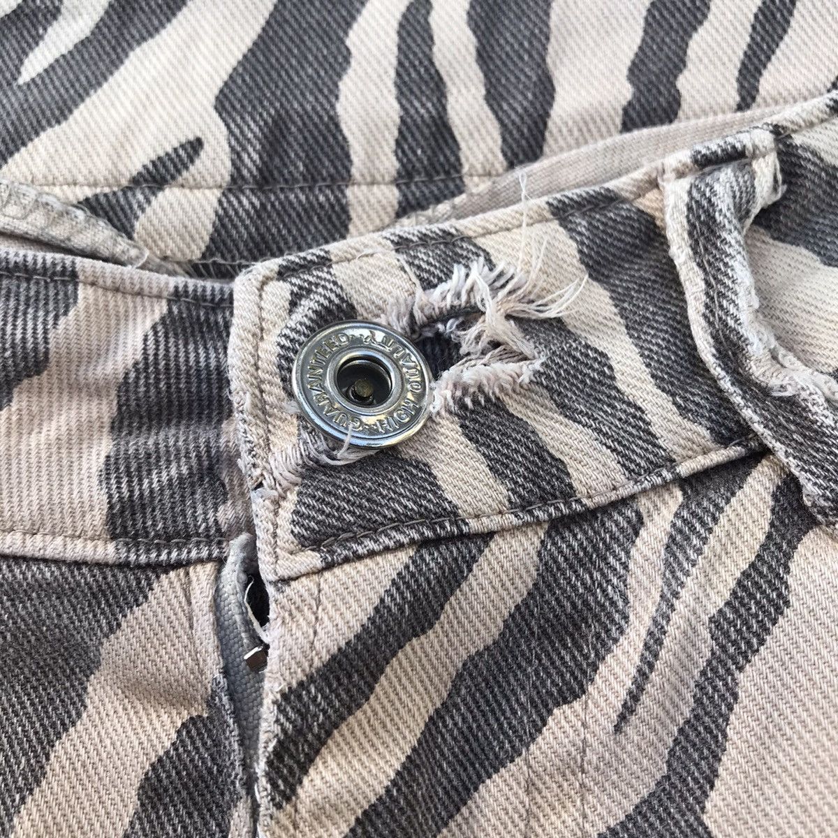 Japanese Brand Vintage Distressed Zebra Striped Print Faded Jeans Pants Size US 31 - 9 Thumbnail