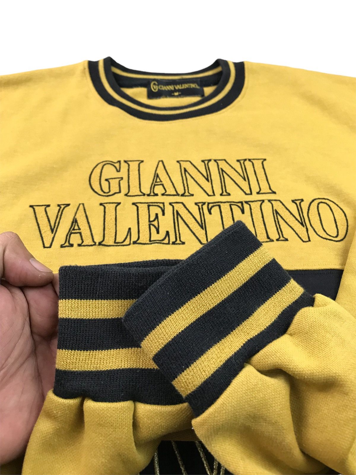 Designer VINTAGE GIANNI VALENTINO SPELL OUT CREWNECK SWEATSHIRT Size US M / EU 48-50 / 2 - 4 Thumbnail