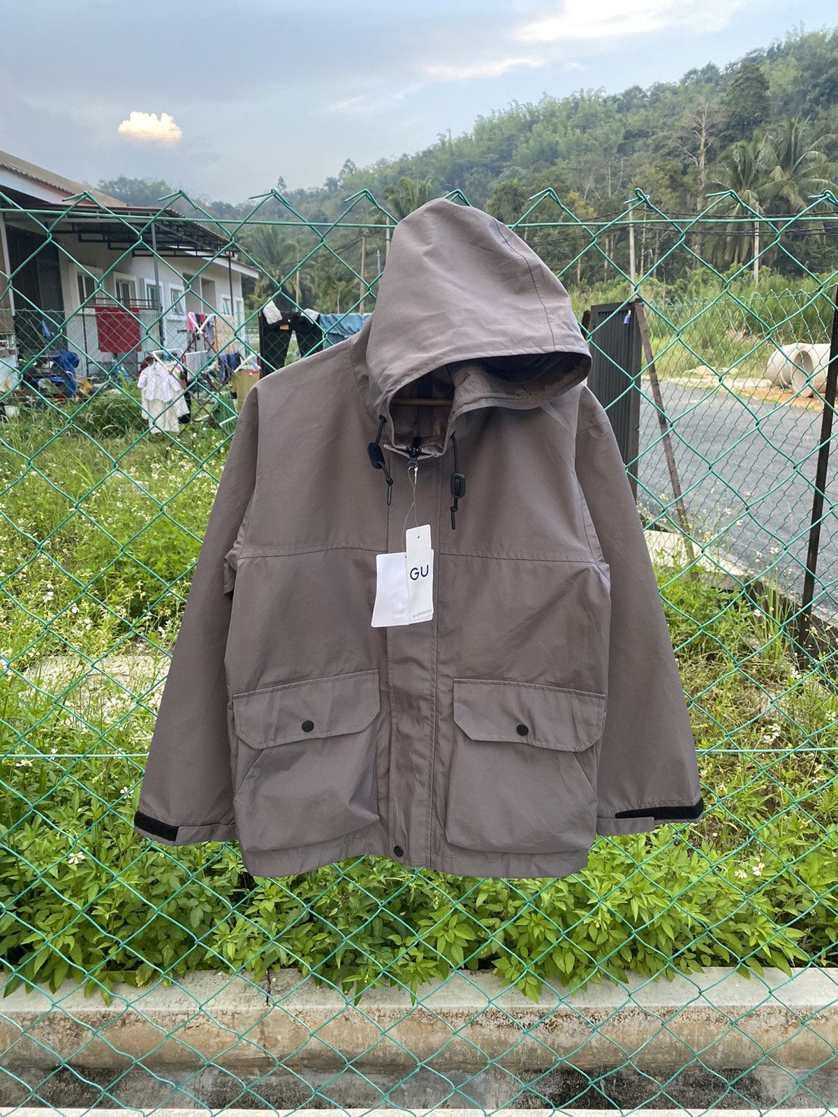 image of Steals Gu Gorpcore Blocktech in Grey, Men's (Size Small)