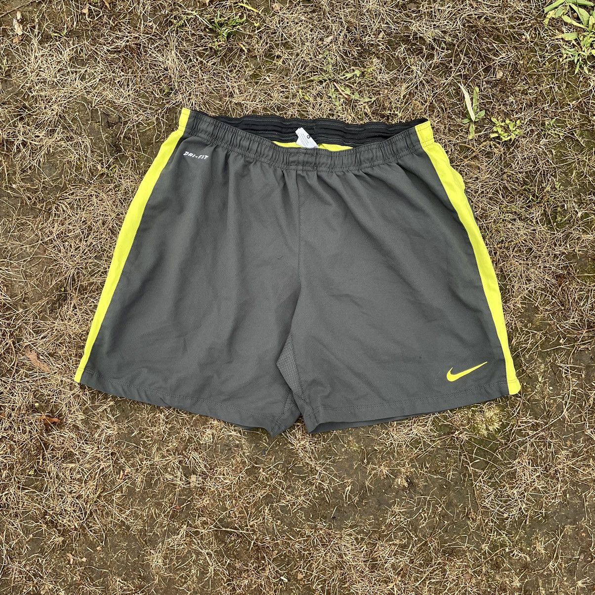 Nike Vintage Y2K Nike Swoosh Logo Shorts Streetwear Sports Casual Size US 32 / EU 48 - 1 Thumbnail