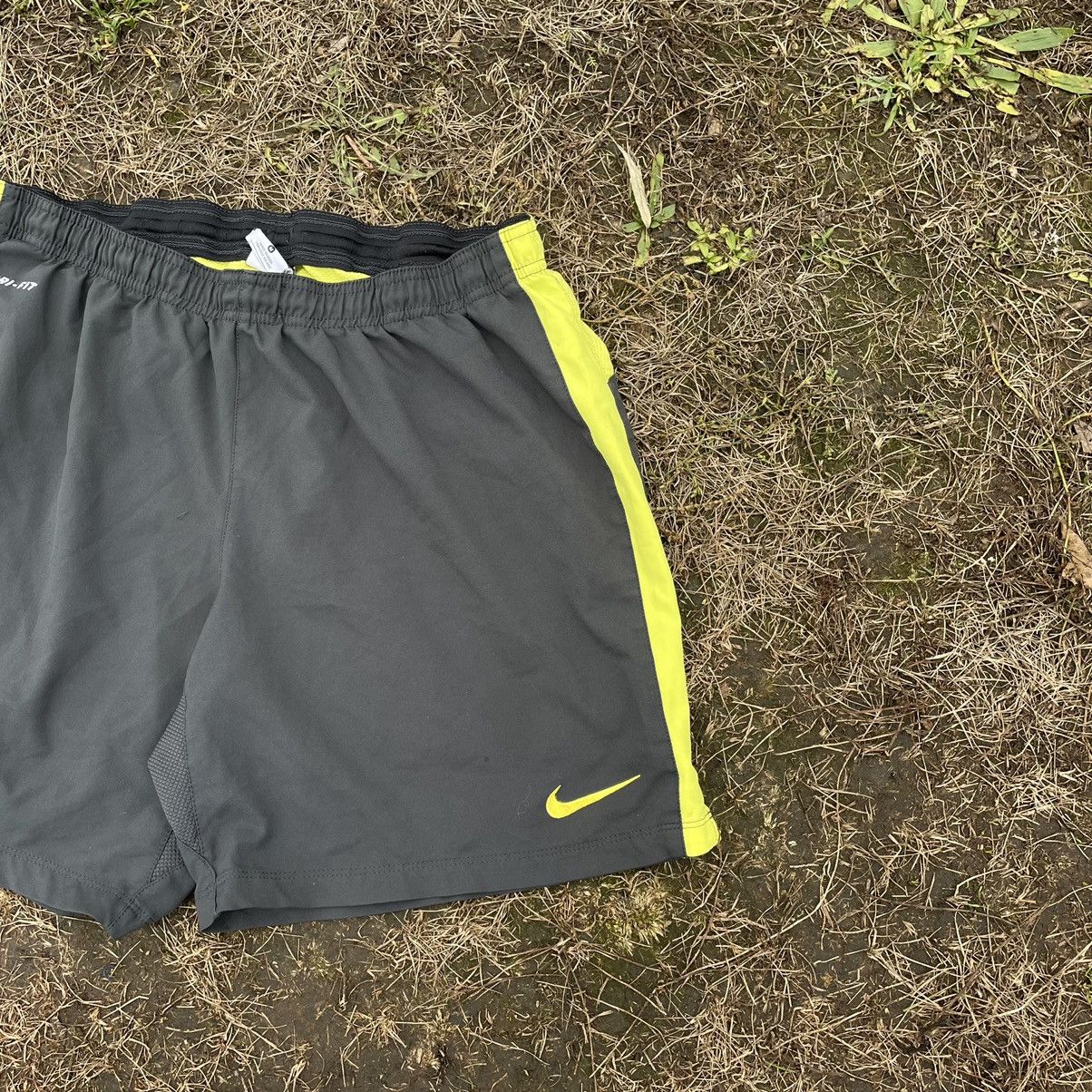 Nike Vintage Y2K Nike Swoosh Logo Shorts Streetwear Sports Casual Size US 32 / EU 48 - 2 Thumbnail