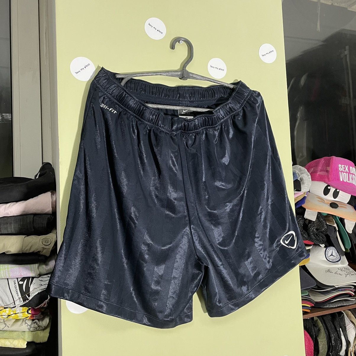 Vintage Vintage 90s Nike Baggy Shorts Swoosh Streetwear Y2K Logo 36 Size US 36 / EU 52 - 3 Thumbnail