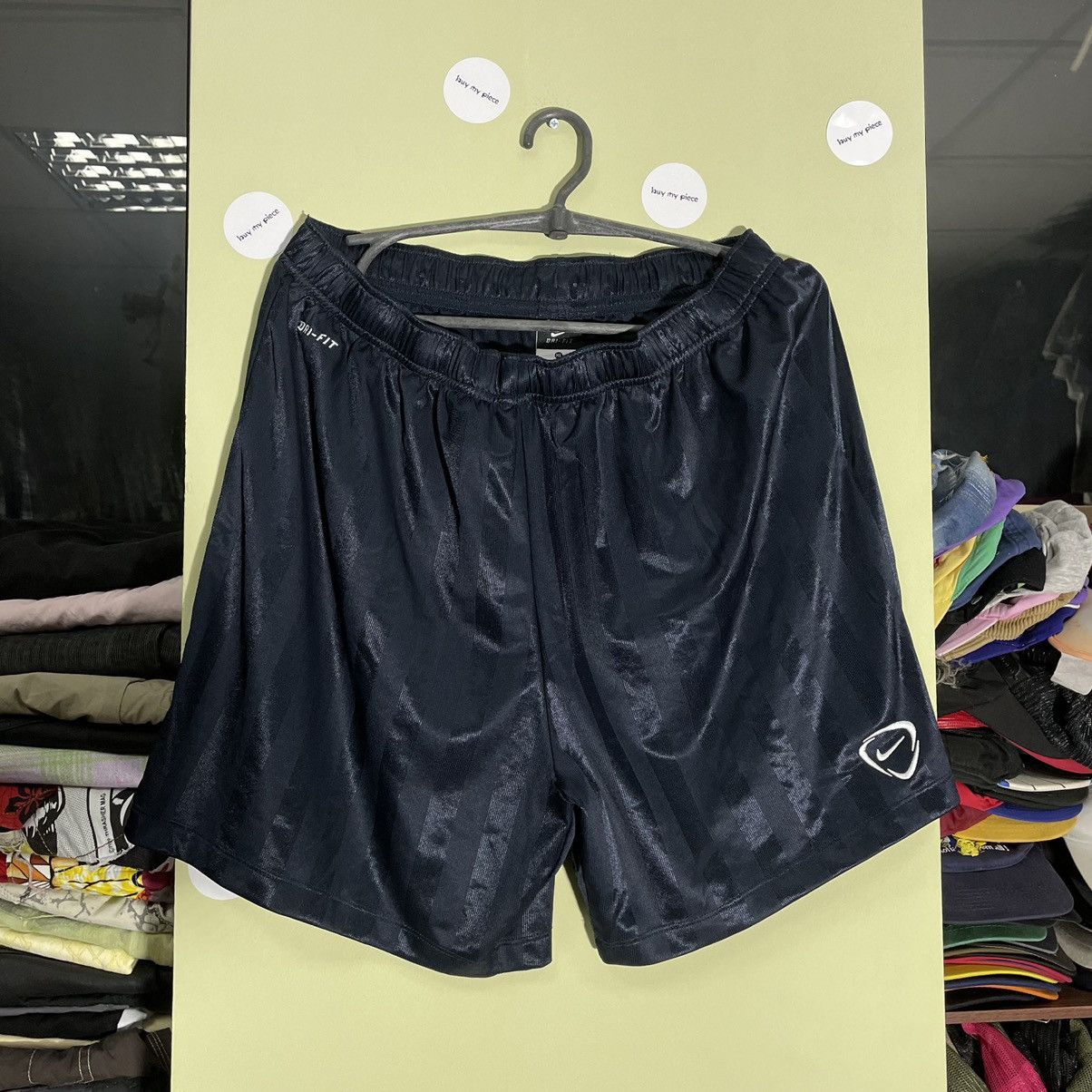 Vintage Vintage 90s Nike Baggy Shorts Swoosh Streetwear Y2K Logo 36 Size US 36 / EU 52 - 1 Thumbnail