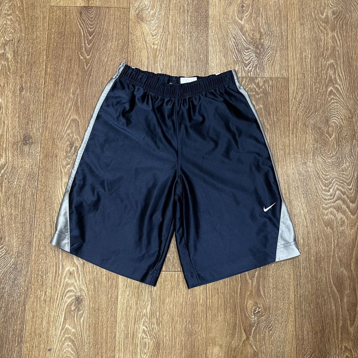 Vintage Vintage Nike Y2K Baggy Shorts Swoosh Streetwear Skate Logo M Size US 30 / EU 46 - 1 Thumbnail