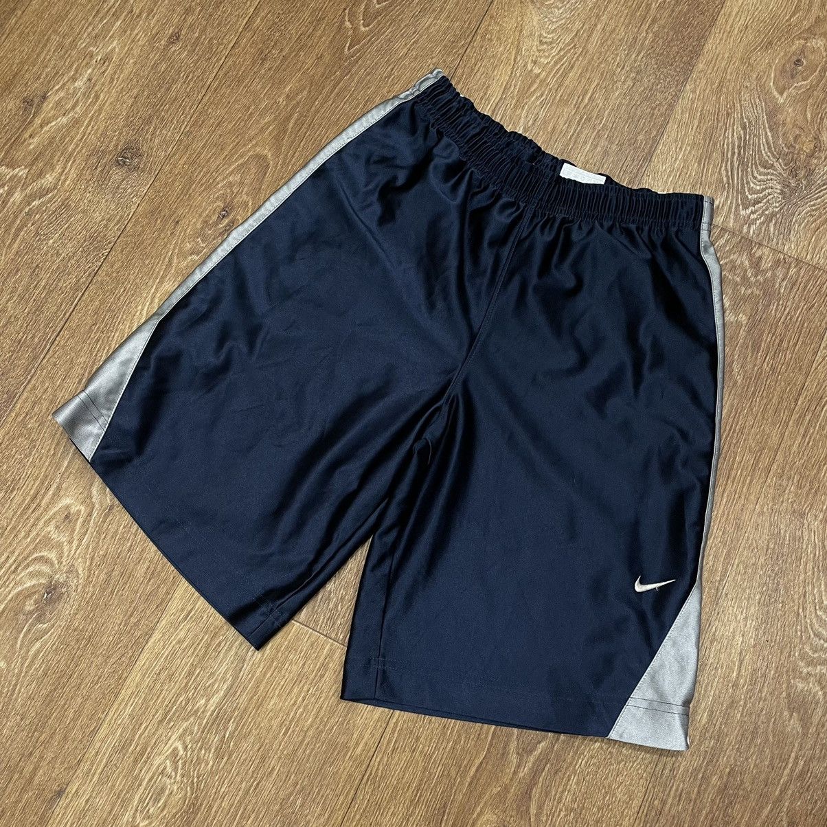 Vintage Vintage Nike Y2K Baggy Shorts Swoosh Streetwear Skate Logo M Size US 30 / EU 46 - 2 Thumbnail