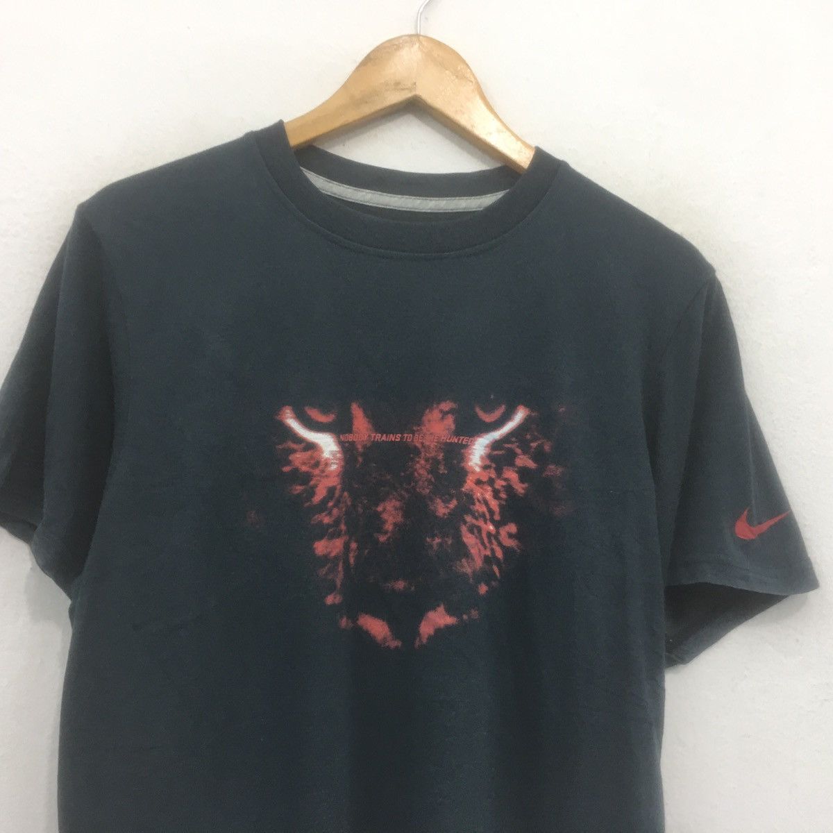 Nike Nike T-Shirt Crewneck Nobody Trains To Be The Hunted Tiger Size US M / EU 48-50 / 2 - 2 Thumbnail