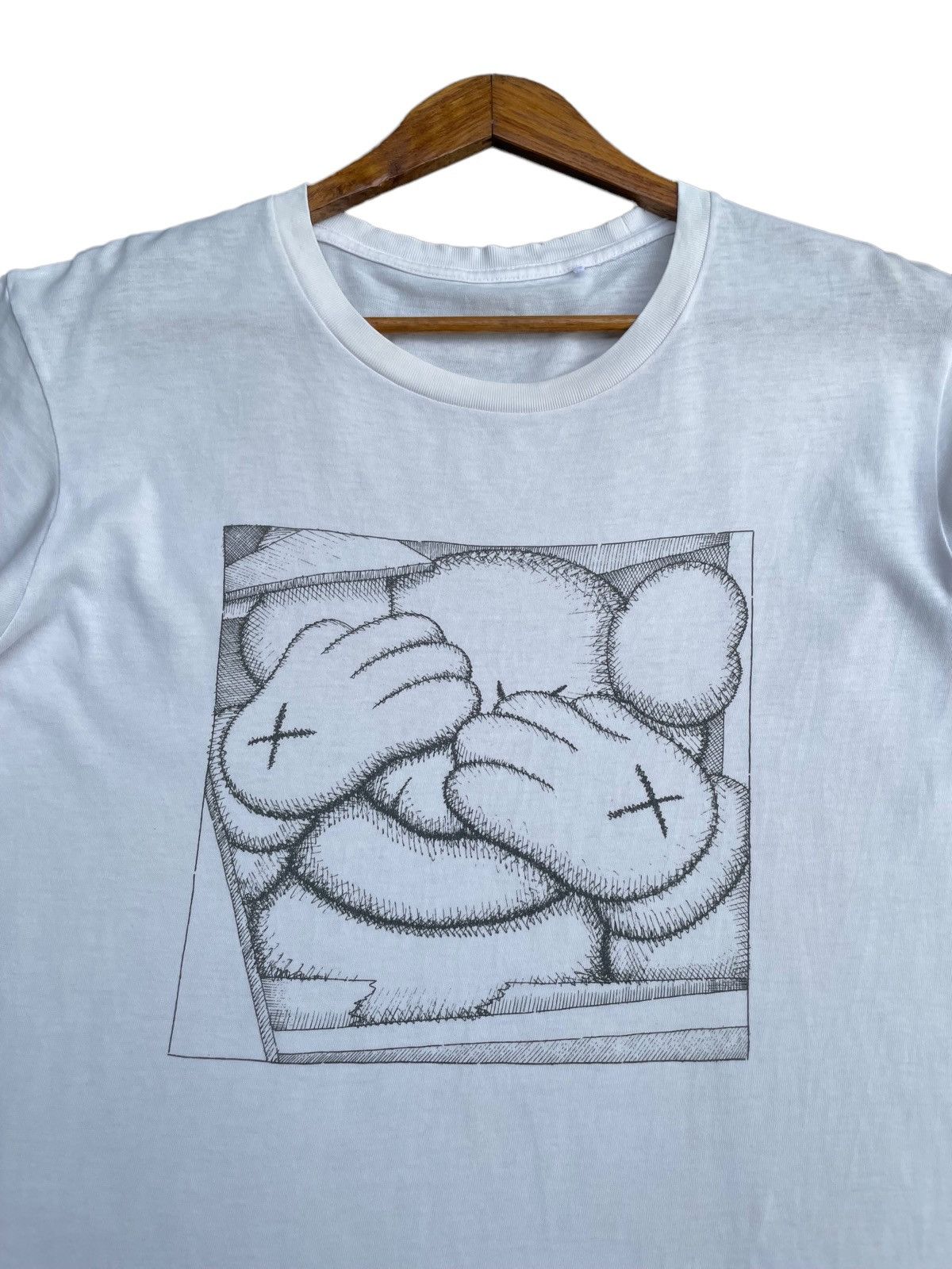 Japanese Brand × Kaws × Uniqlo 🔥STEALS🔥Vintage Kaws x Uniqlo Tshirt Size US L / EU 52-54 / 3 - 8 Thumbnail