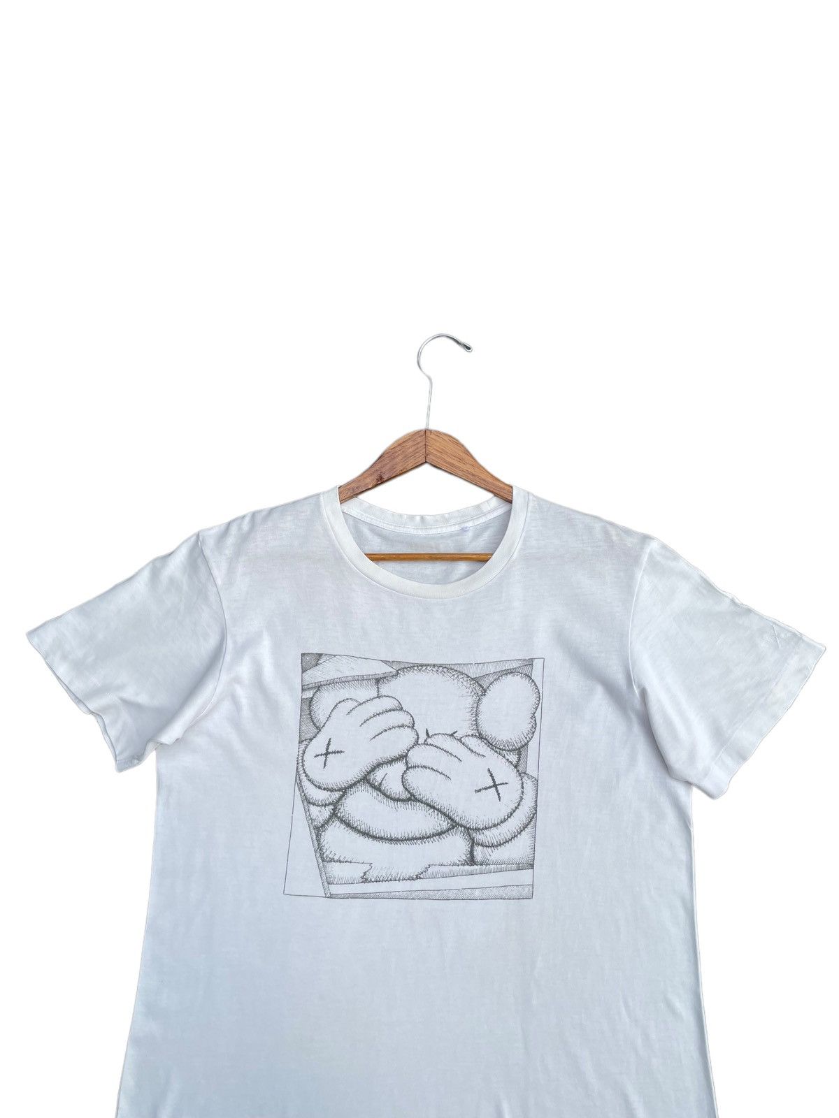 Japanese Brand × Kaws × Uniqlo 🔥STEALS🔥Vintage Kaws x Uniqlo Tshirt Size US L / EU 52-54 / 3 - 5 Thumbnail