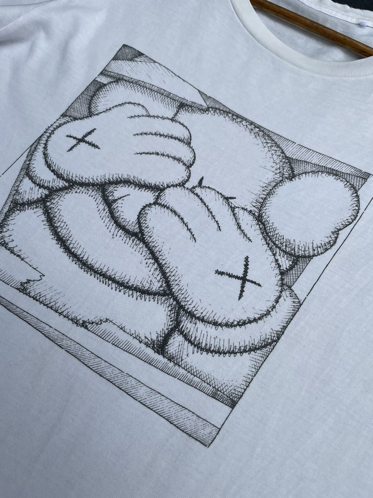 Japanese Brand × Kaws × Uniqlo 🔥STEALS🔥Vintage Kaws x Uniqlo Tshirt Size US L / EU 52-54 / 3 - 12 Thumbnail