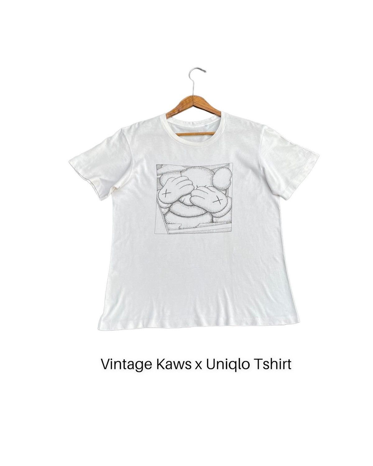 Japanese Brand × Kaws × Uniqlo 🔥STEALS🔥Vintage Kaws x Uniqlo Tshirt Size US L / EU 52-54 / 3 - 1 Thumbnail