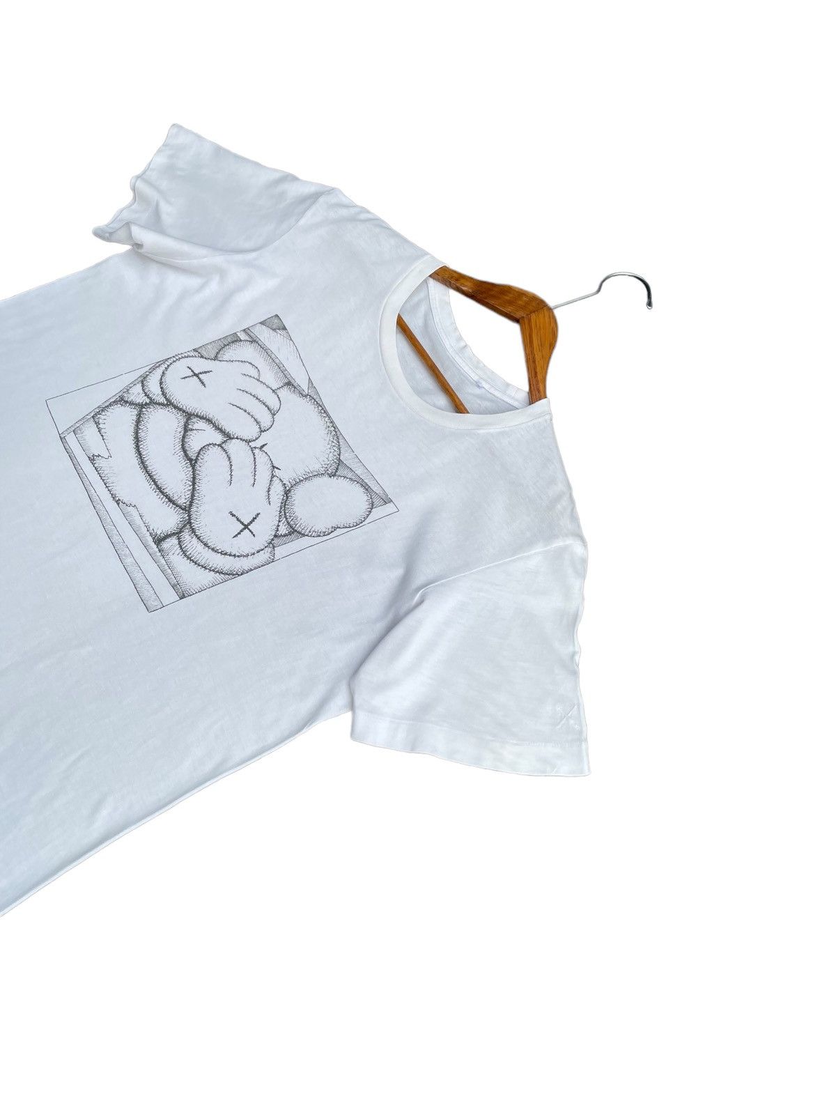 Japanese Brand × Kaws × Uniqlo 🔥STEALS🔥Vintage Kaws x Uniqlo Tshirt Size US L / EU 52-54 / 3 - 4 Thumbnail