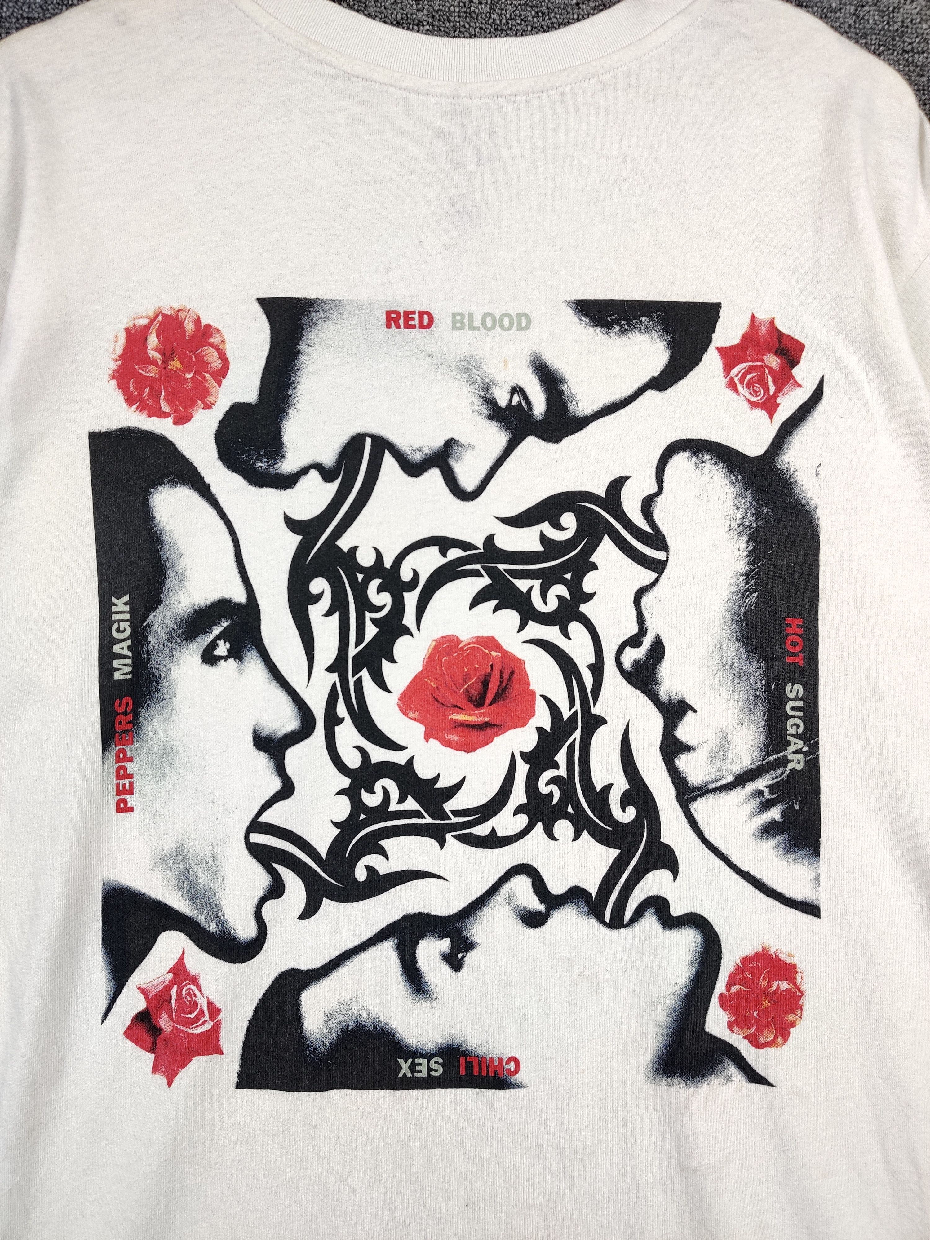 Band Tees Red Hot Chili Peppers x Uniqlo Band Tee Tshirt Size US L / EU 52-54 / 3 - 3 Thumbnail