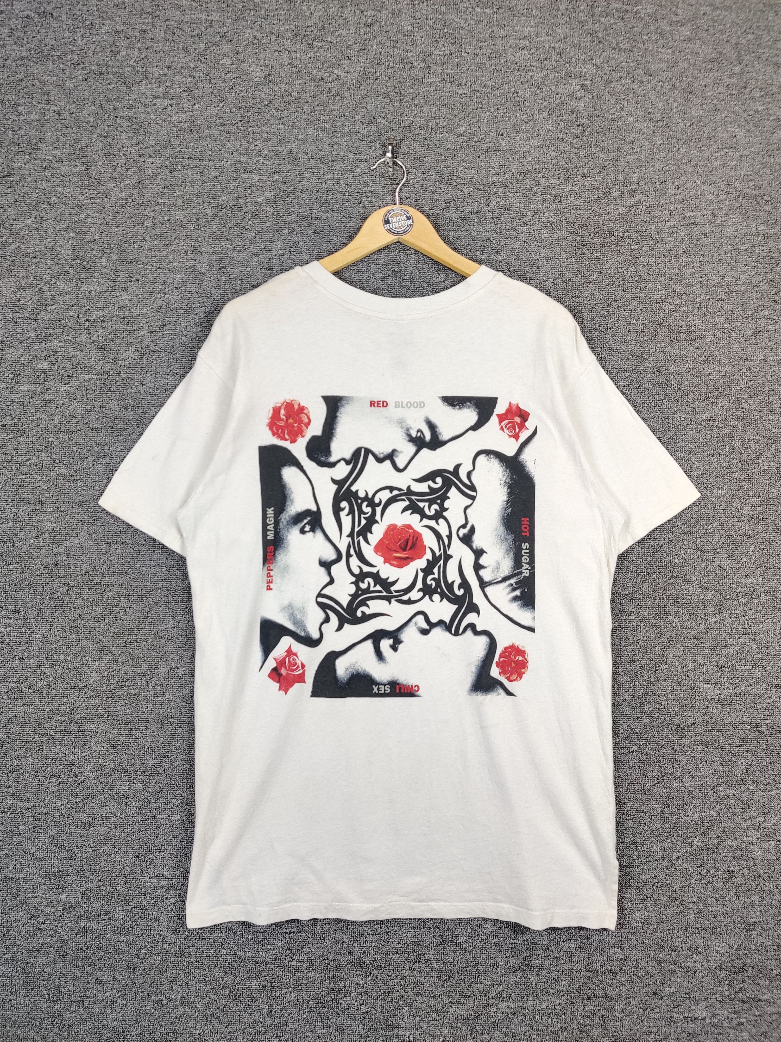 Band Tees Red Hot Chili Peppers x Uniqlo Band Tee Tshirt Size US L / EU 52-54 / 3 - 1 Thumbnail