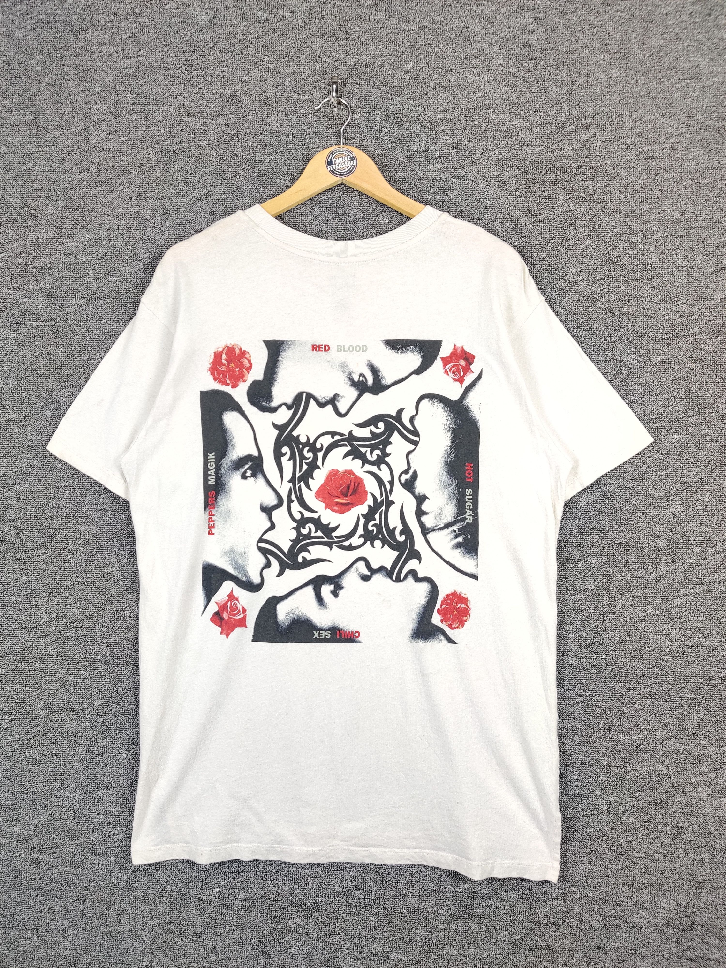Band Tees Red Hot Chili Peppers x Uniqlo Band Tee Tshirt Size US L / EU 52-54 / 3 - 2 Thumbnail