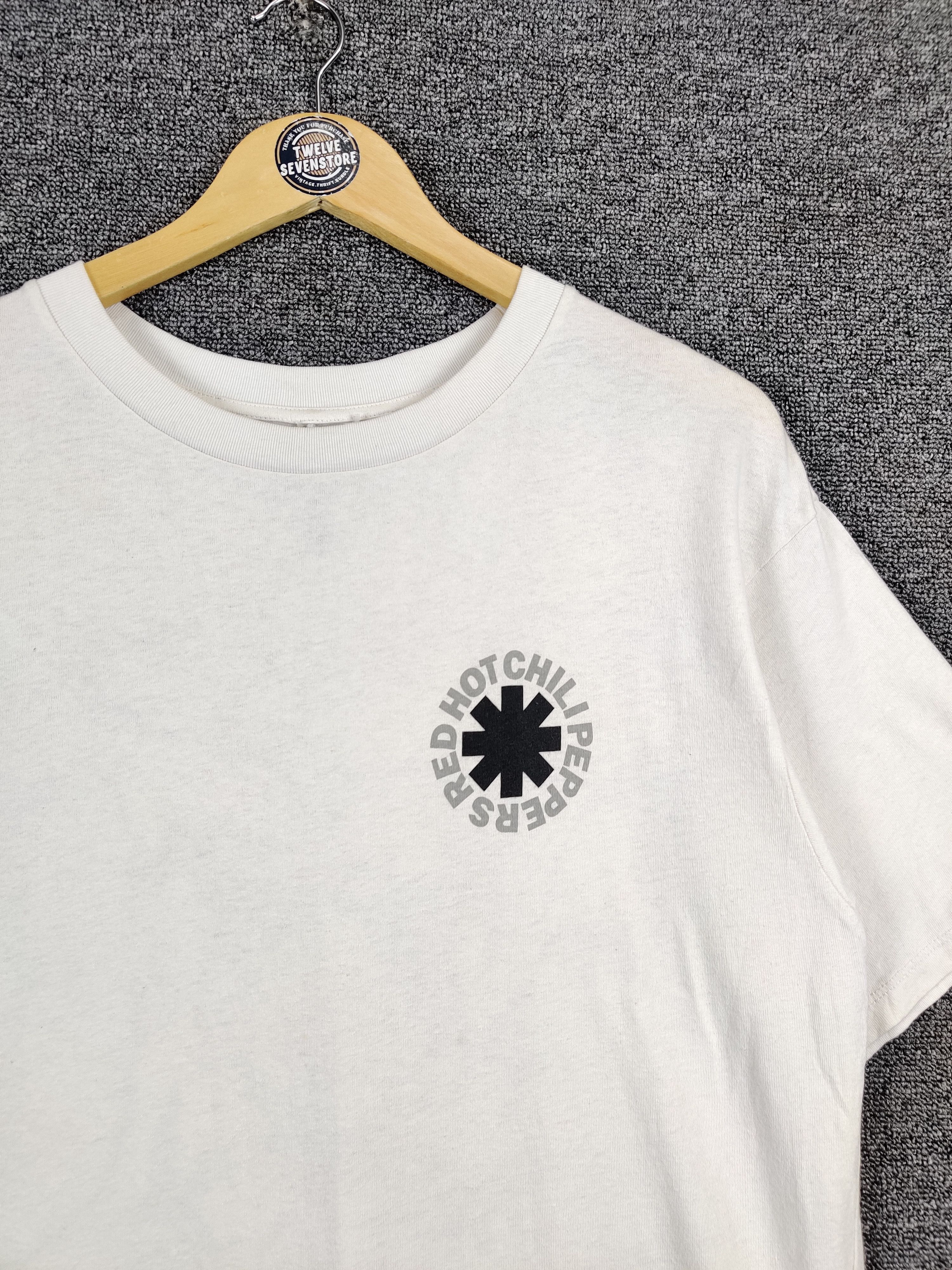 Band Tees Red Hot Chili Peppers x Uniqlo Band Tee Tshirt Size US L / EU 52-54 / 3 - 5 Thumbnail