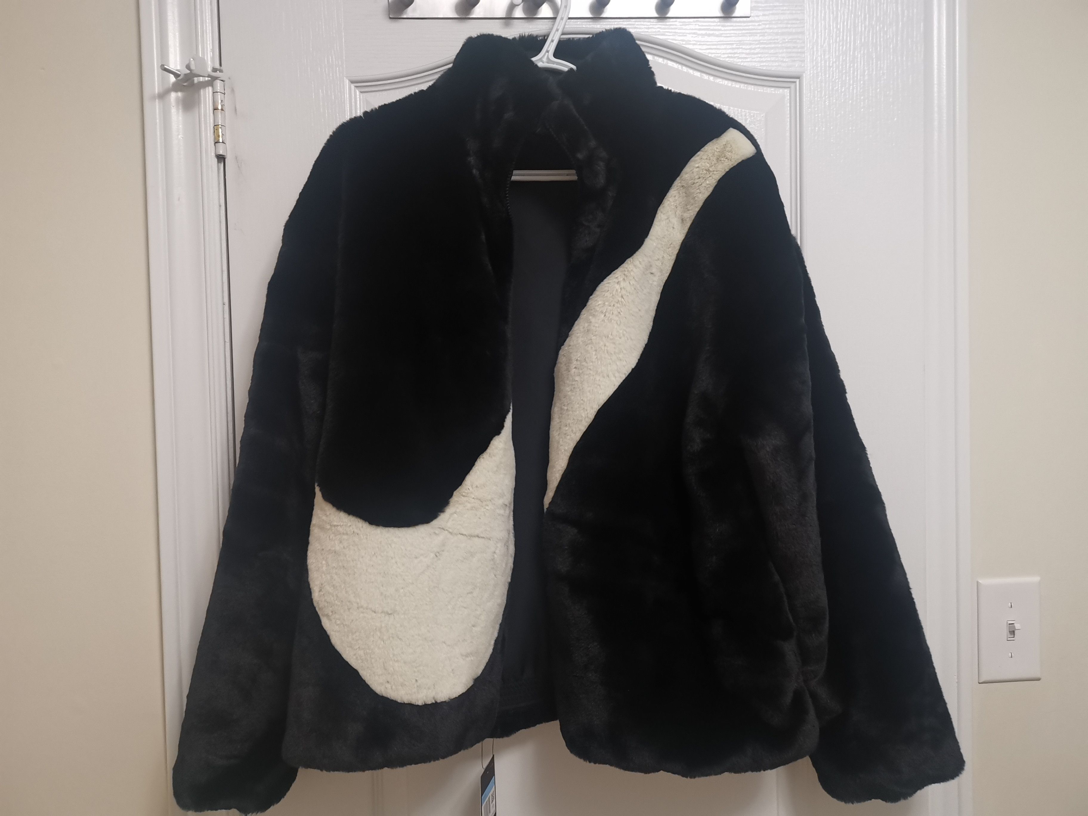 人気話題！Nike x Ambush Wmns Reversible Faux Fur Coat Black NIKE X AMBUSH REVERSIBLE Fur Jacket (Large) | eBay