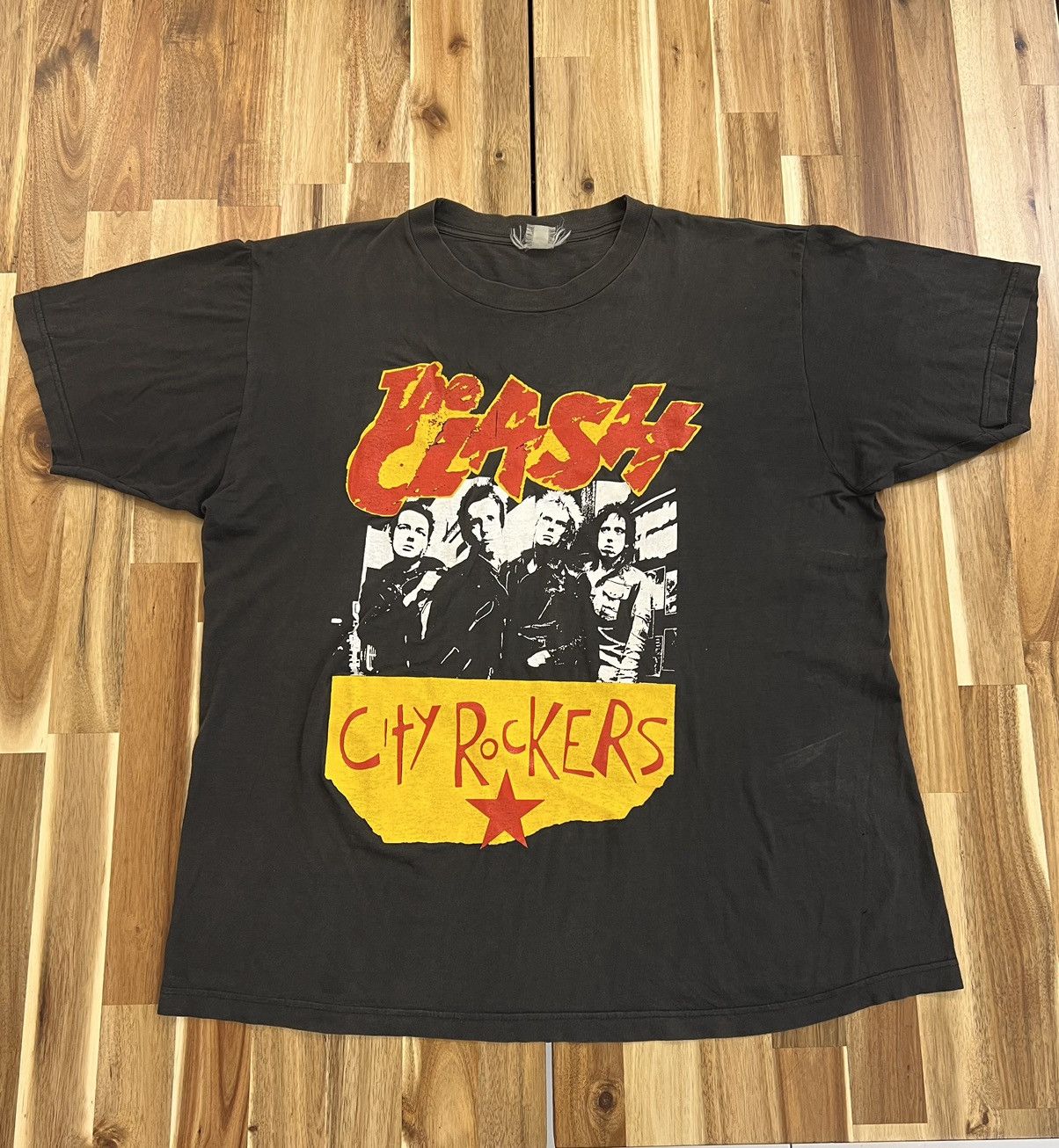 Band Tees VINTAGE 90’s THE CLASH RARE PUNK T-SHIRT Size US L / EU 52-54 / 3 - 1 Thumbnail