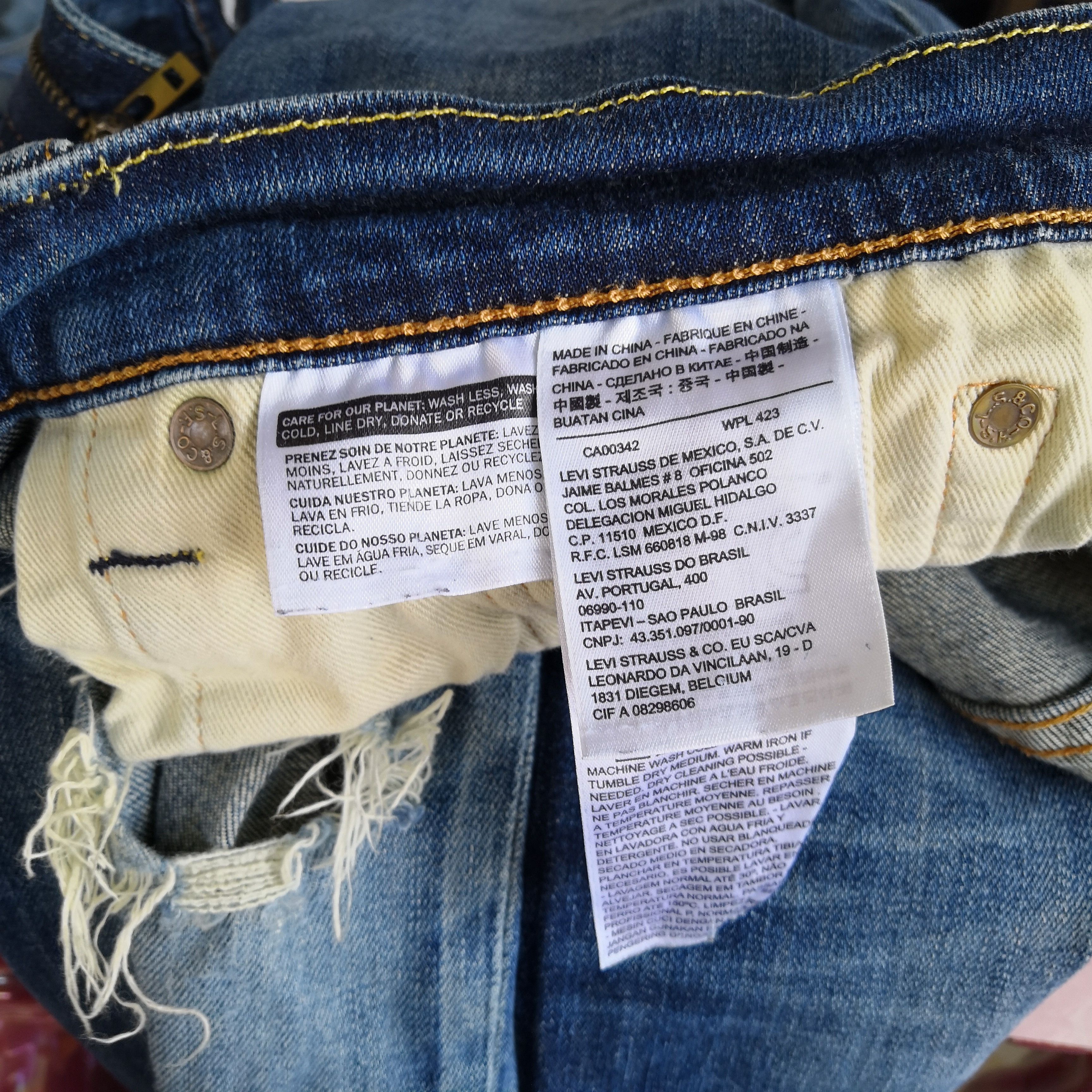 Levi's Vintage LVC Y2K Levis Distressed Jeans Levi's Faded Denim Size US 32 / EU 48 - 13 Thumbnail