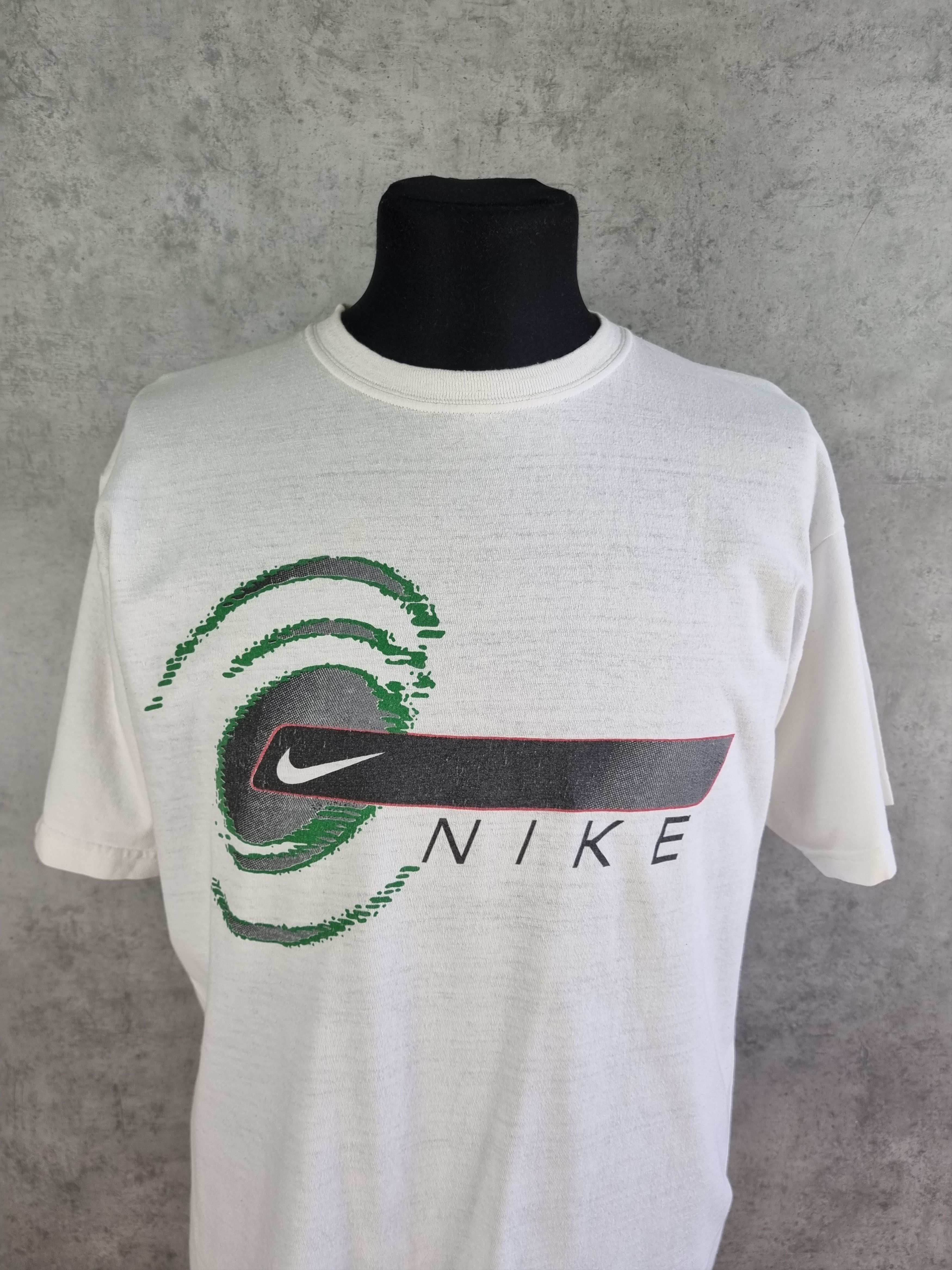 Single stitch 90s Nike Logo on Chest Vintage tee shirt