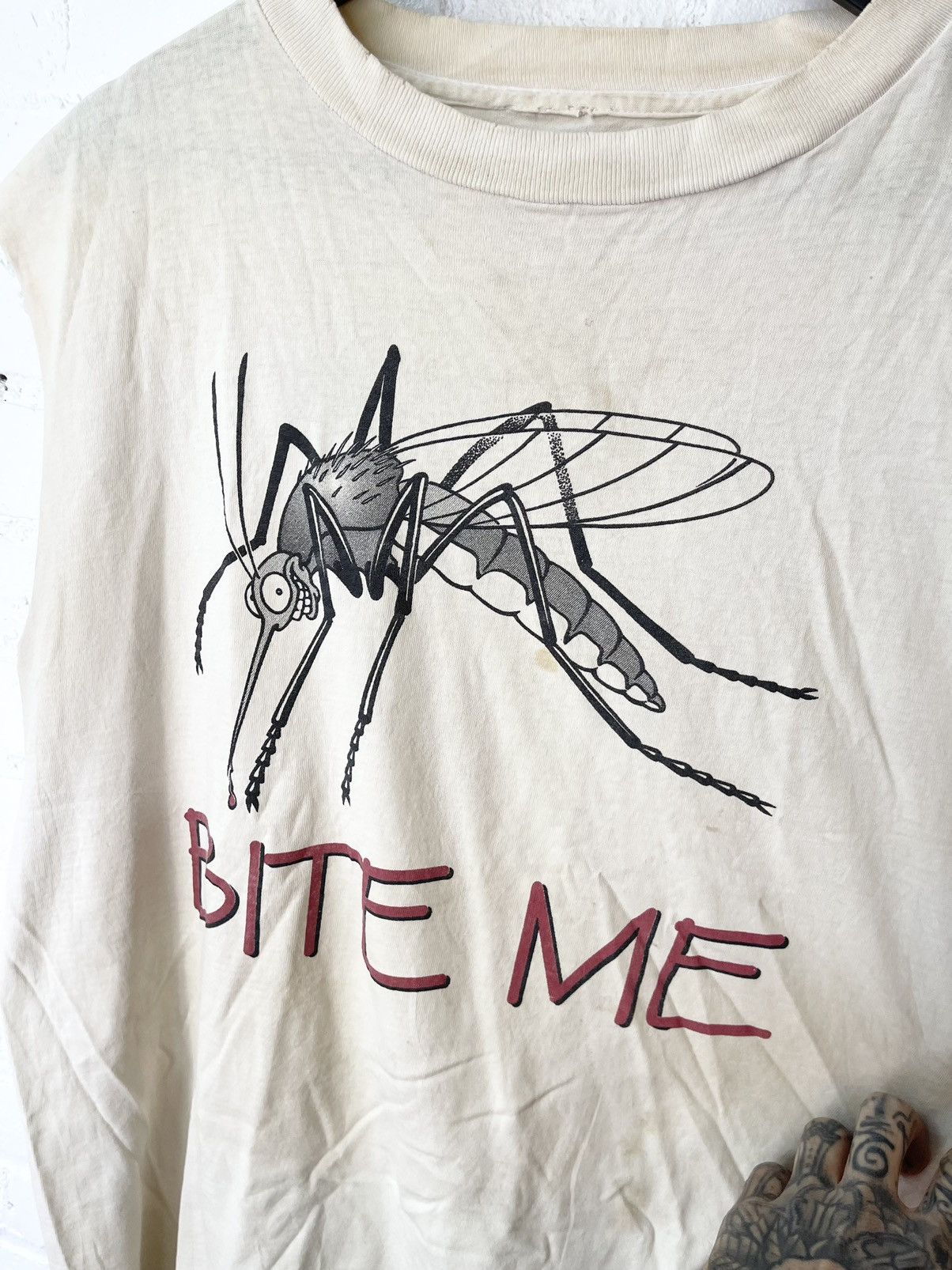 Vintage Vintage THRASHED BITE ME! Mosquito Tank Top Shirt Size US XL / EU 56 / 4 - 2 Thumbnail