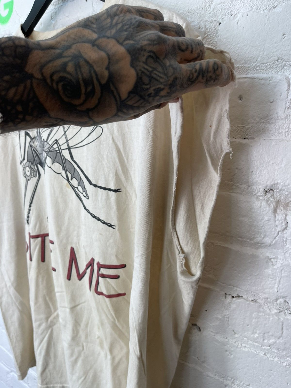 Vintage Vintage THRASHED BITE ME! Mosquito Tank Top Shirt Size US XL / EU 56 / 4 - 3 Thumbnail