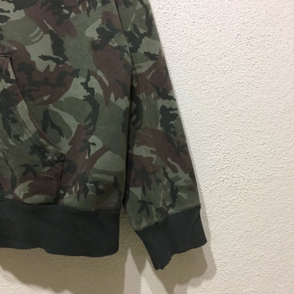 Japanese Brand × Uniqlo UNIQLO Camo Rare Design Hoodie Sweatshirt size XL Size US XL / EU 56 / 4 - 3 Thumbnail