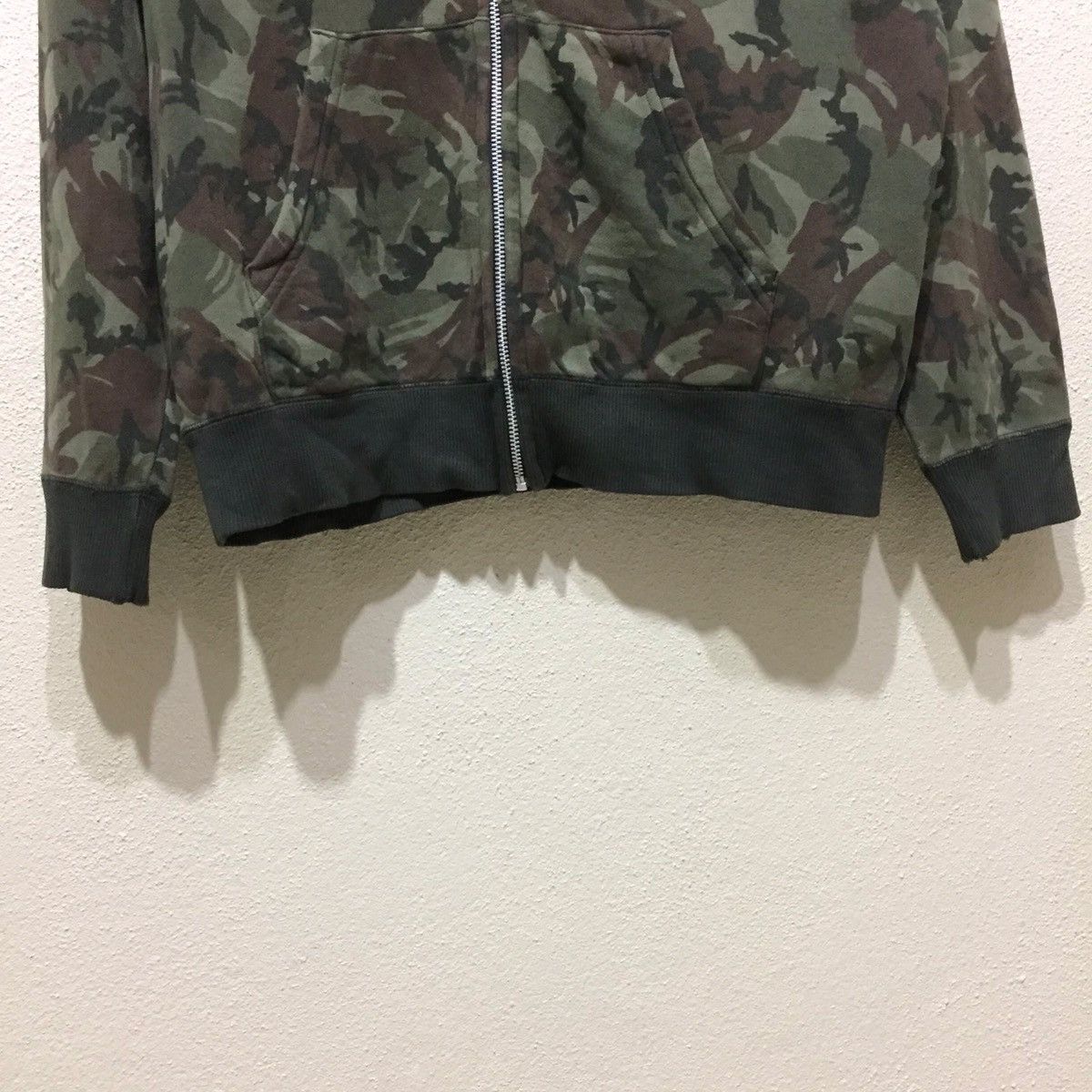 Japanese Brand × Uniqlo UNIQLO Camo Rare Design Hoodie Sweatshirt size XL Size US XL / EU 56 / 4 - 4 Thumbnail