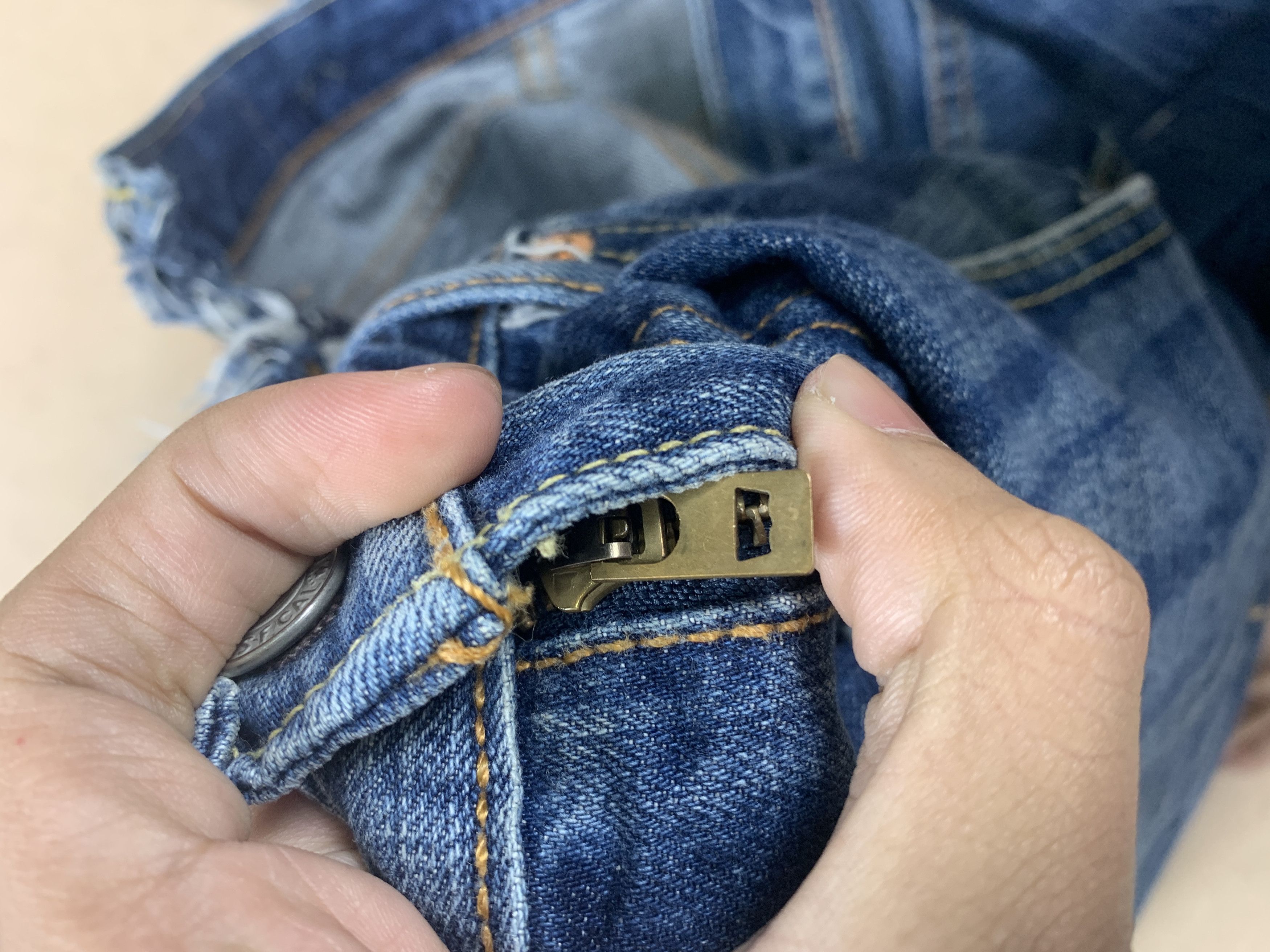 Levi's × Vintage Vintage LEVI'S 511 Distressed Slim Fit Mid Wash Jeans Size US 34 / EU 50 - 24 Thumbnail
