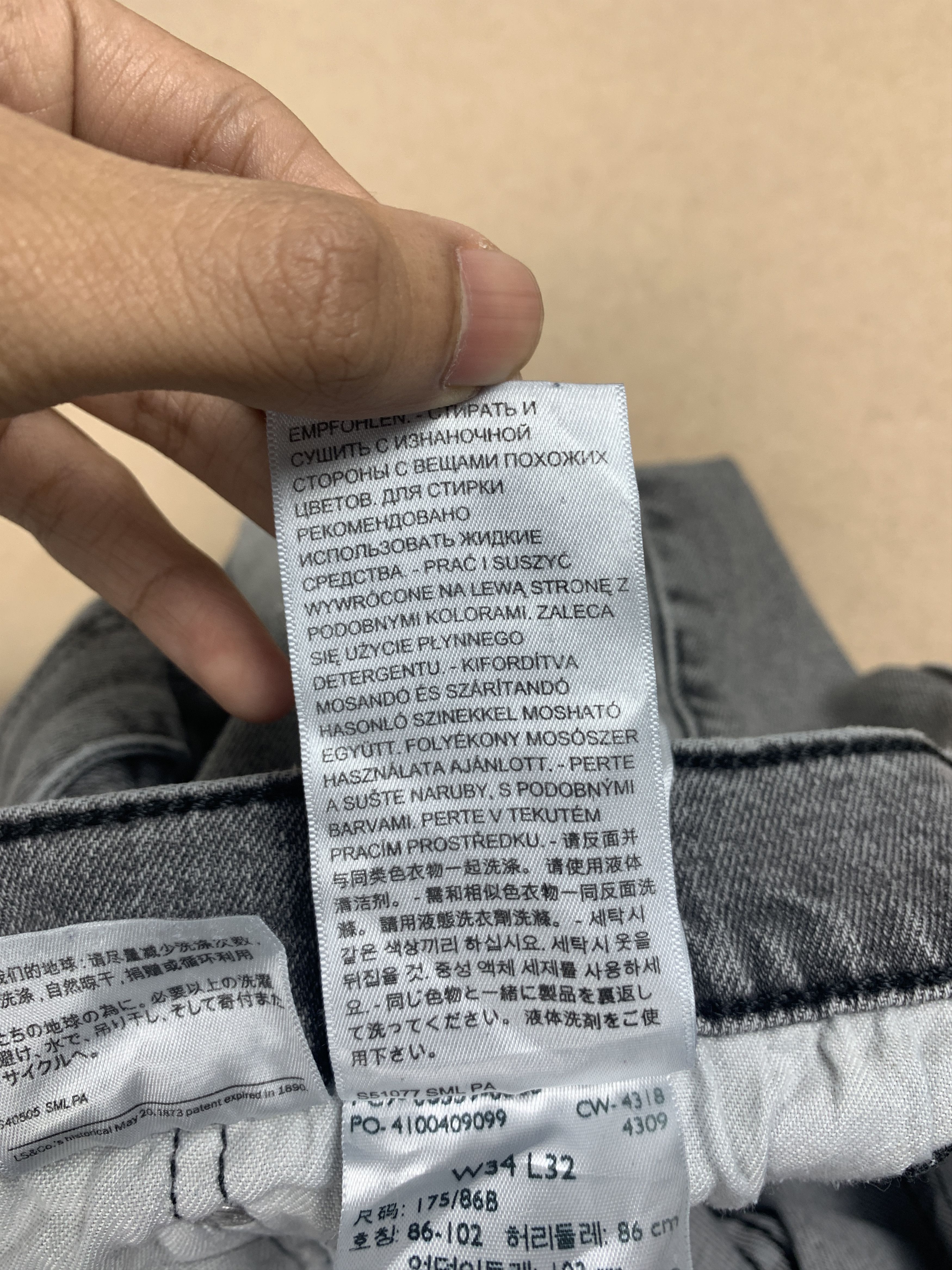Levi's × Vintage Vintage LEVI'S 559 Straight Cut Faded Black Jeans Size US 36 / EU 52 - 16 Thumbnail