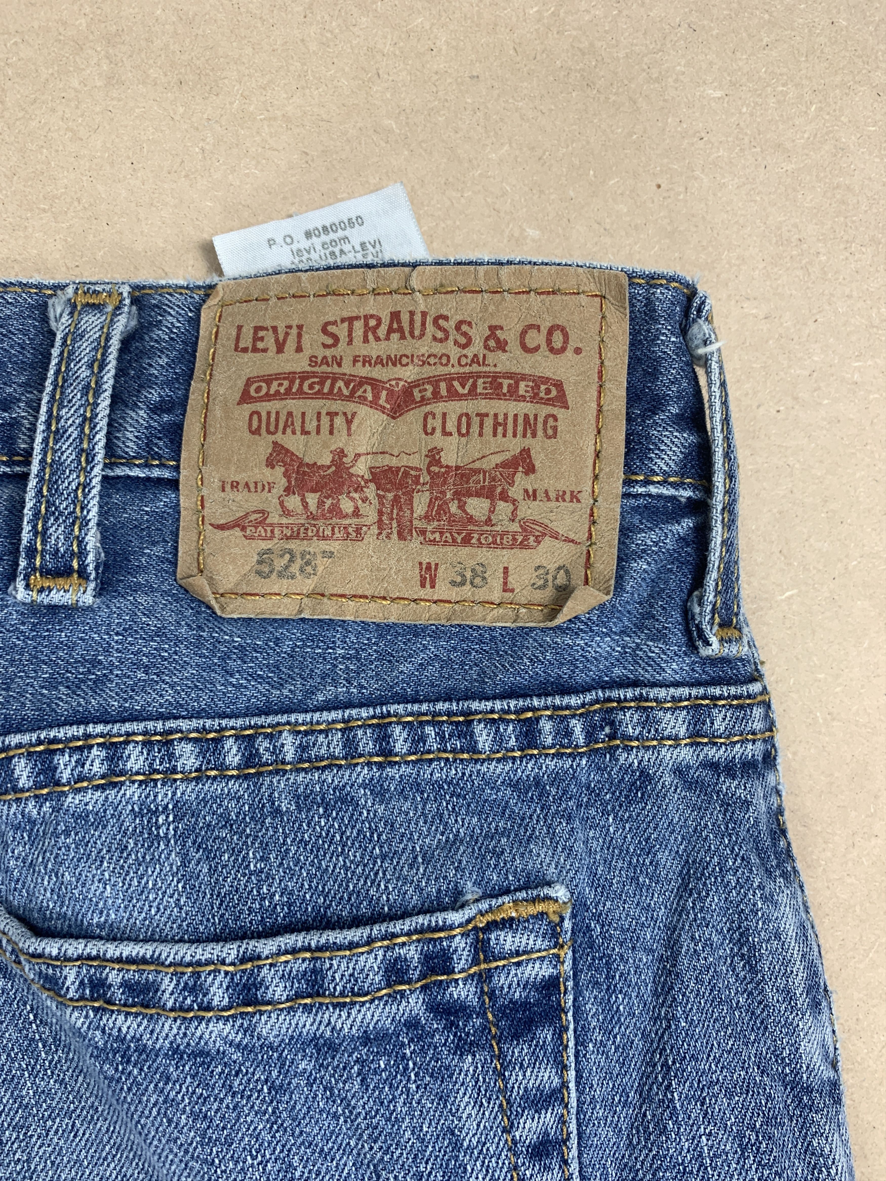 Levi's × Vintage Vintage 90s LEVI'S 528 Distressed Faded Straight Cut Jeans Size US 37 - 7 Thumbnail