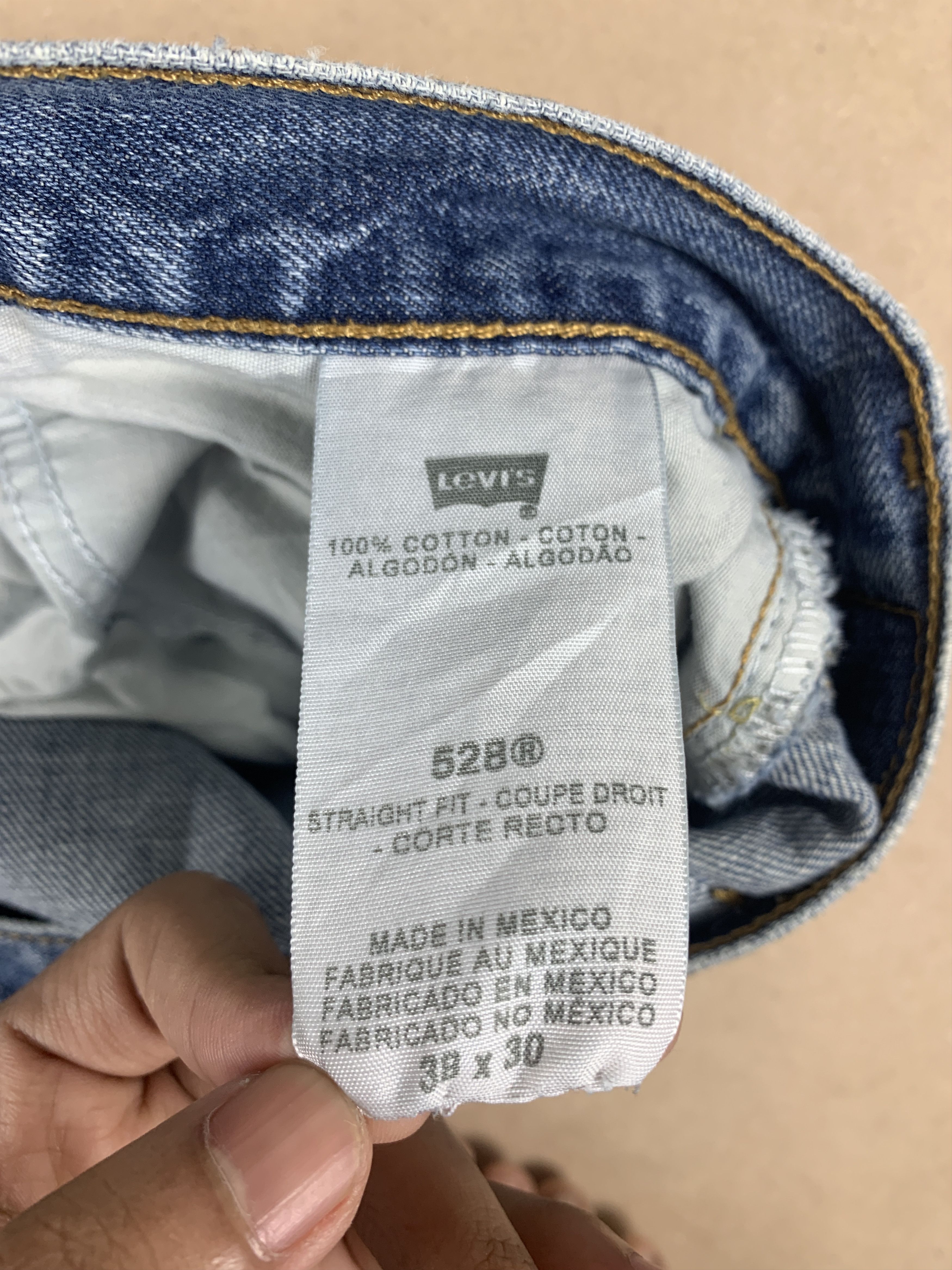 Levi's × Vintage Vintage 90s LEVI'S 528 Distressed Faded Straight Cut Jeans Size US 37 - 9 Thumbnail