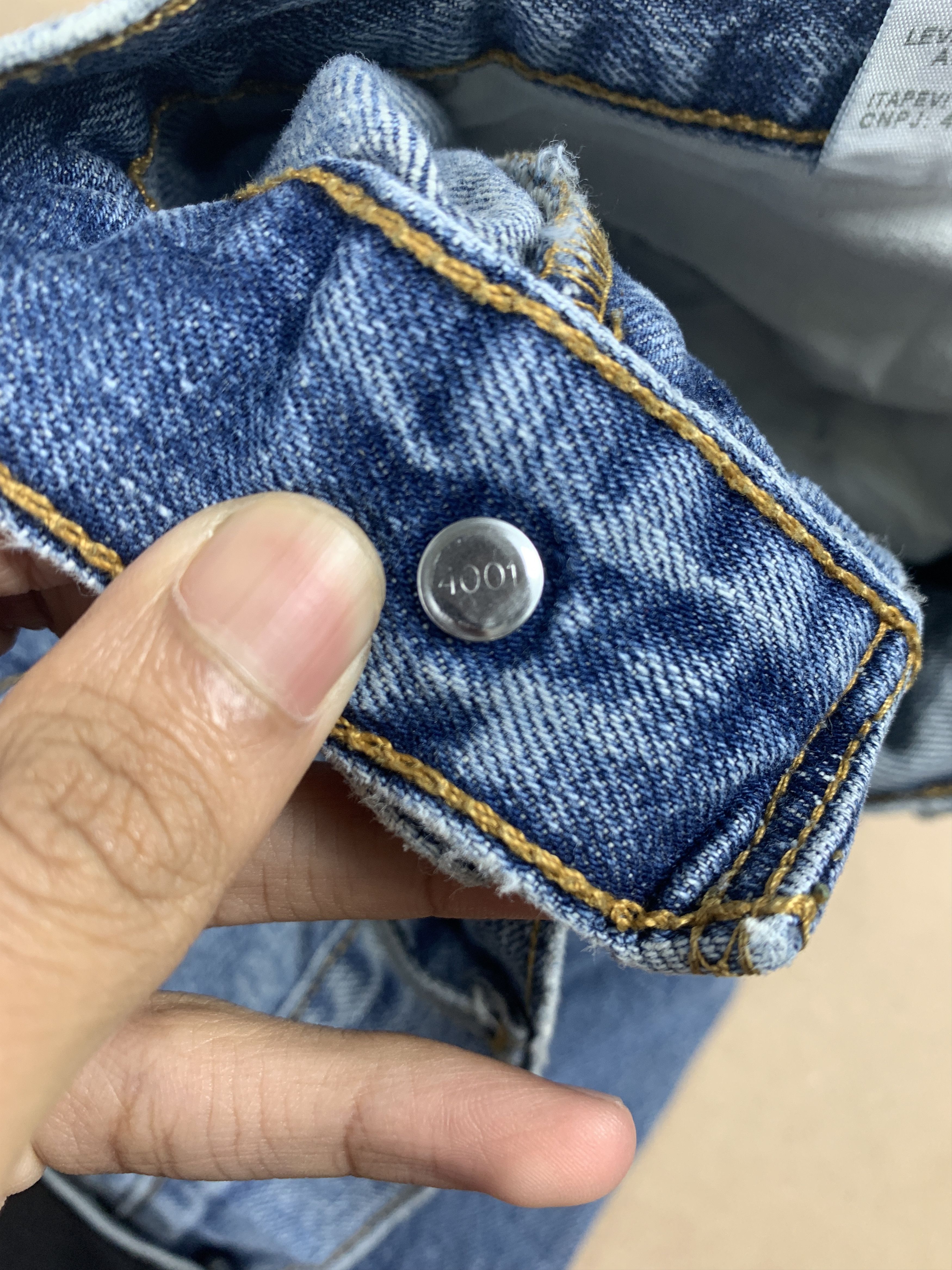 Levi's × Vintage Vintage 90s LEVI'S 528 Distressed Faded Straight Cut Jeans Size US 37 - 13 Thumbnail