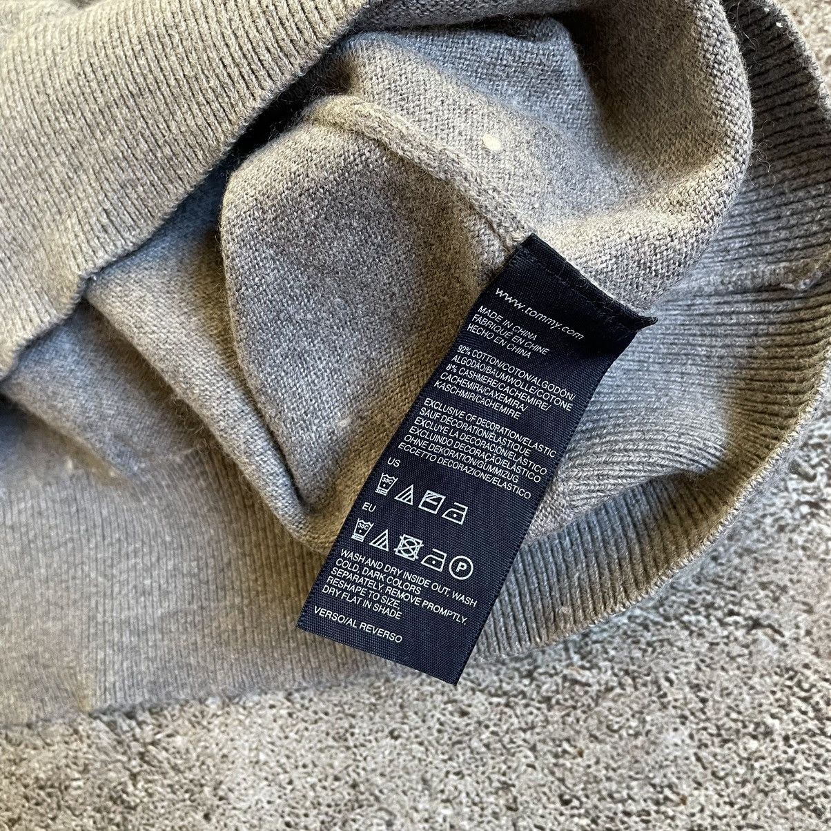 Tommy Hilfiger Vintage Tommy Hilfiger Cashmere Sweater V Neck 90s Y2K Size US XL / EU 56 / 4 - 7 Thumbnail