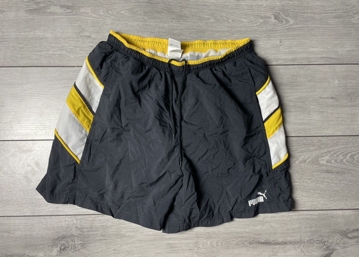Puma Puma shorts vintage size Large sportswear Size US 34 / EU 50 - 1 Thumbnail