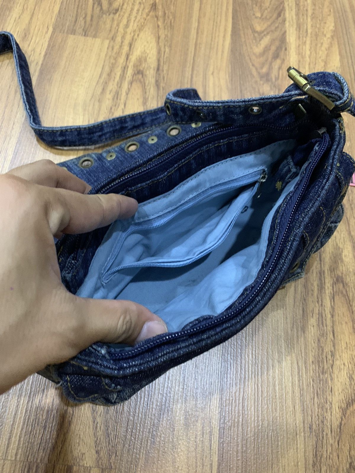 Handmade VINTAGE DENIM HANDMADE SADDLE STYLE HANDBAG Size ONE SIZE - 7 Thumbnail