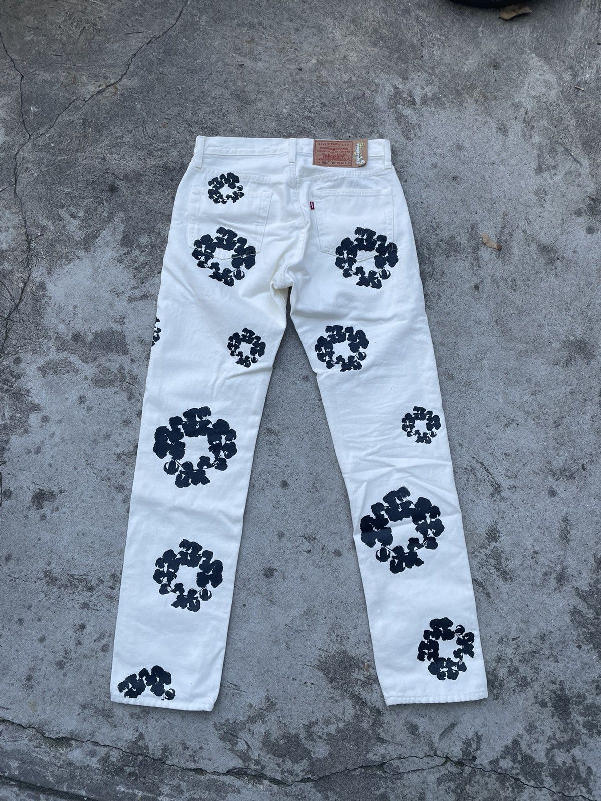 DENIM TEARS × Levi's Denim Tears Levis Inverted White Cotton Wreath 501 Jeans Size US 30 / EU 46 - 2 Thumbnail
