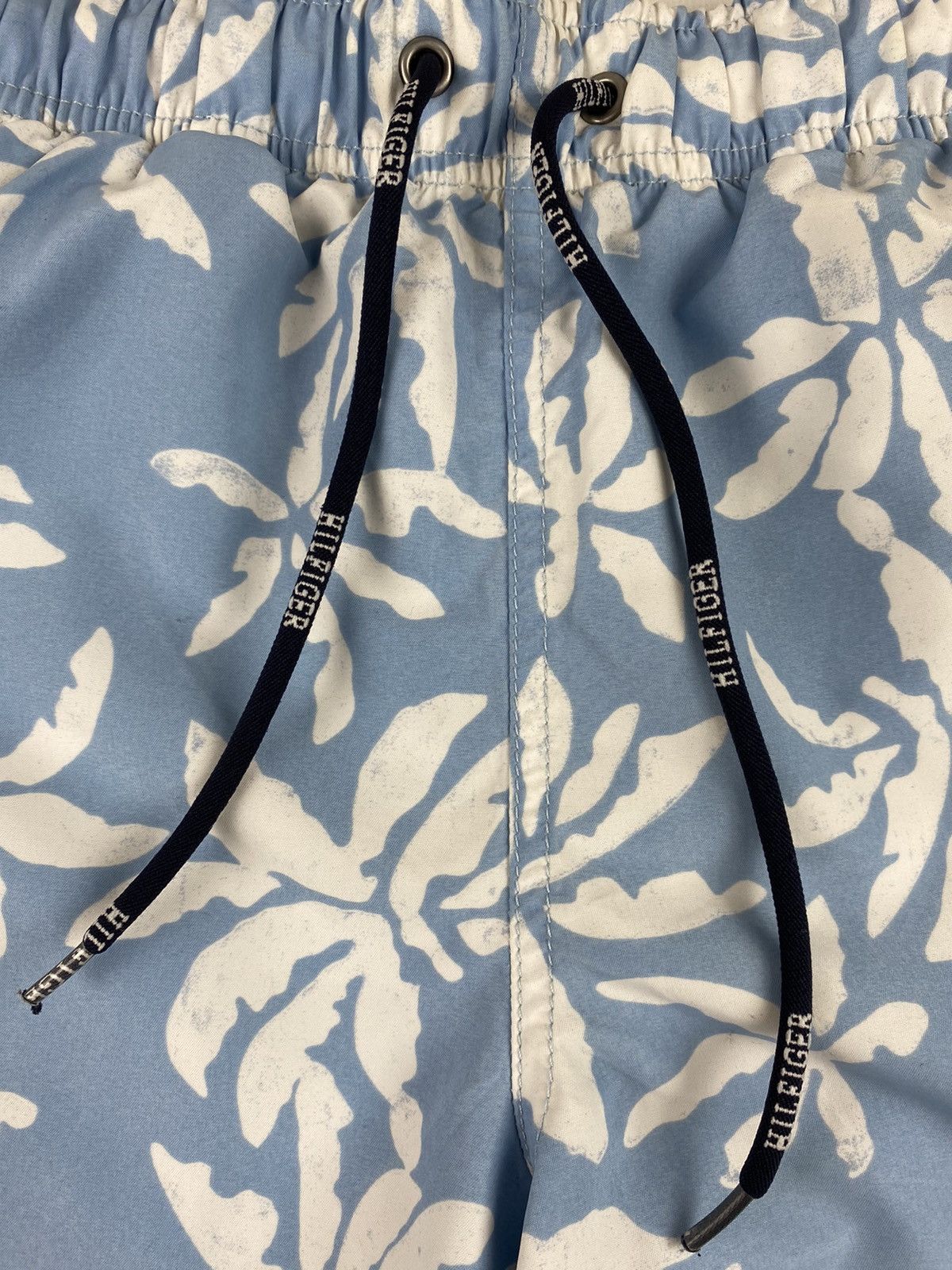 Tommy Hilfiger × Vintage Mens Y2K Tommy Hilfiger Shorts Surf Style Floral Print Size US 30 / EU 46 - 4 Thumbnail