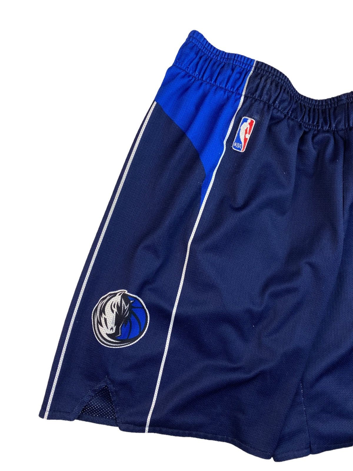 Champion × NBA × Vintage Vintage 90s Champion NBA Dallas Mavericks Shorts Size M Size US 31 - 4 Thumbnail