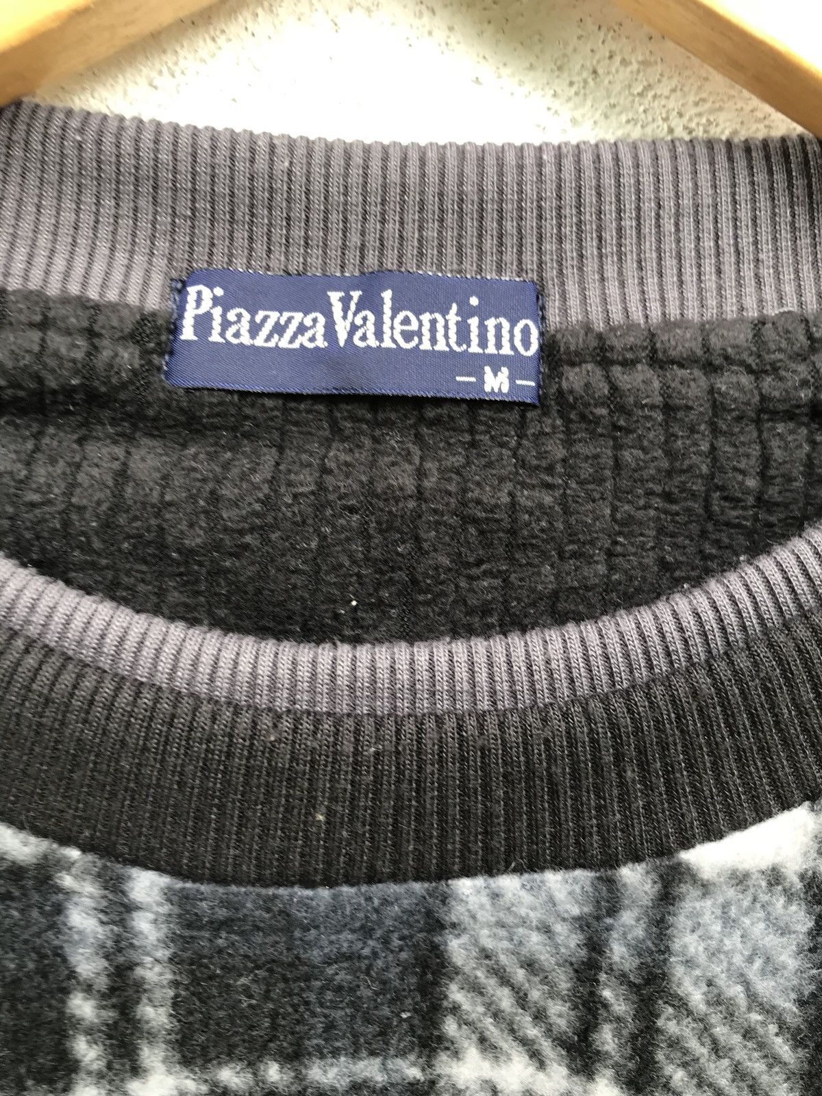 Designer × Valentino Piazza Valentino Sweatshirt Armpit 22.5”x27” Size US M / EU 48-50 / 2 - 9 Thumbnail