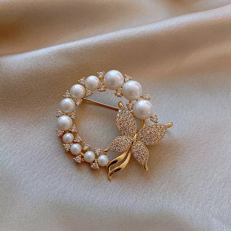 Jewelry Pearl and Rhinestone Circle Brooch Size ONE SIZE - 2 Thumbnail